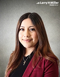 Staff member Daniela Fernandez from ID_329ced22ad82