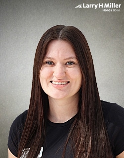 Staff member Chelsea from ID_e97dc36df241