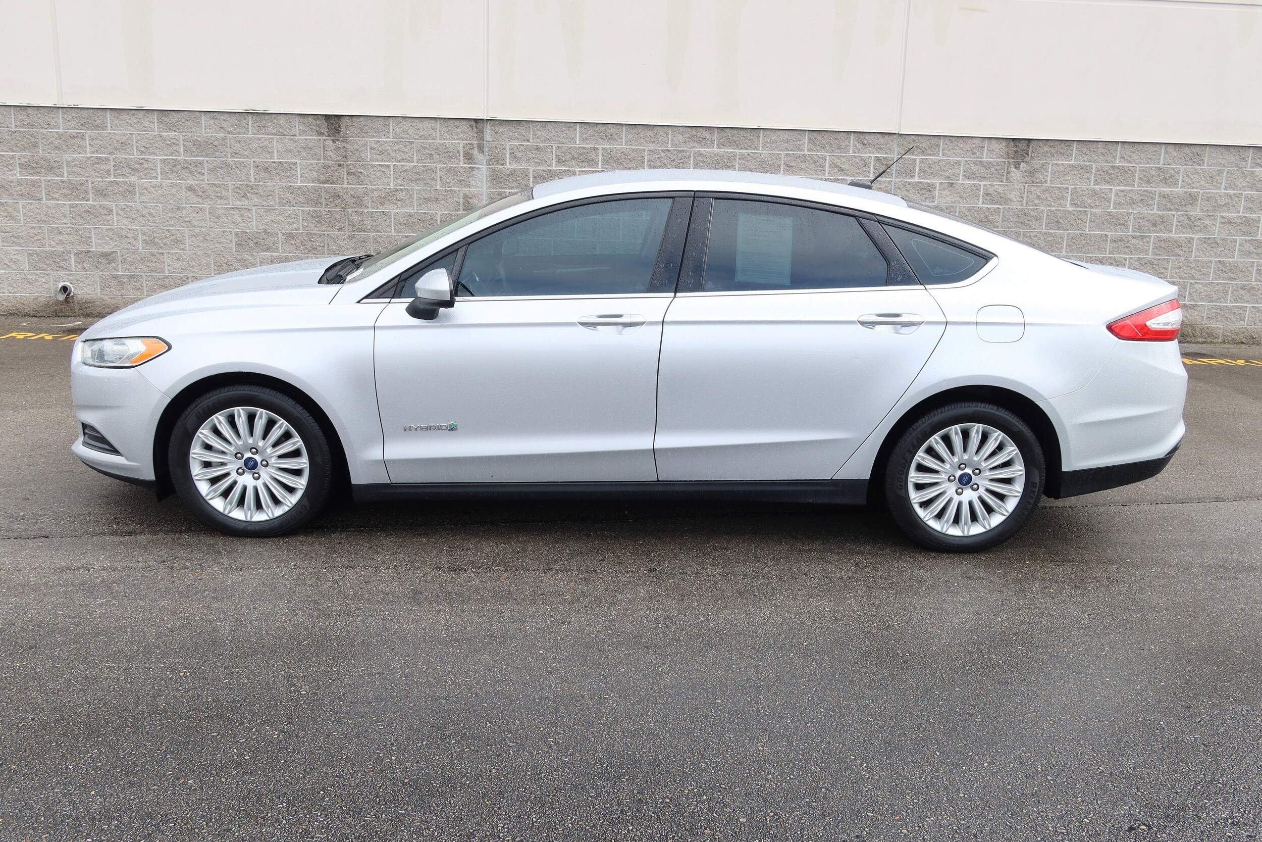 2014 Ford Fusion Hybrid S photo 2