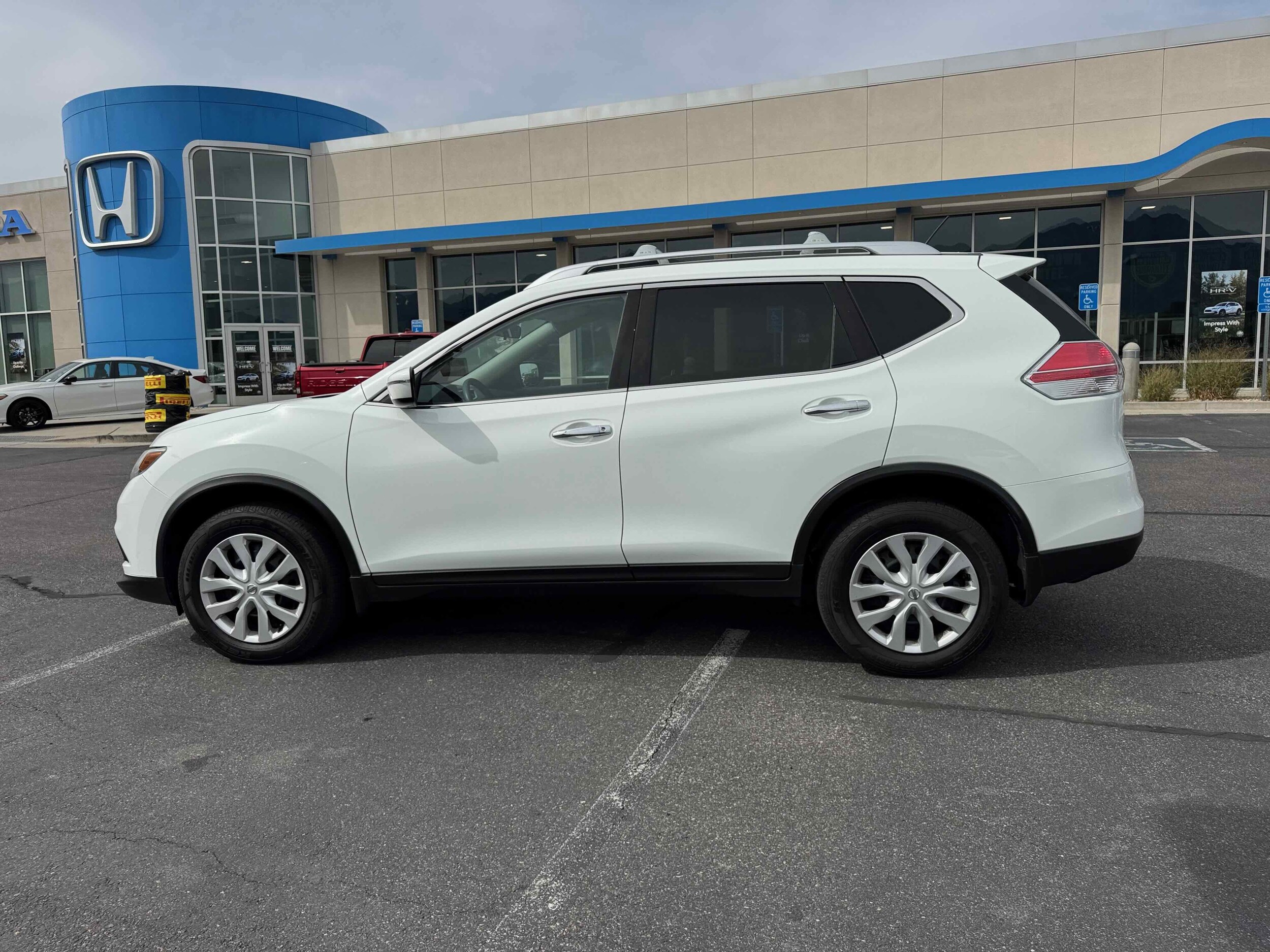 2016 Nissan Rogue photo 2