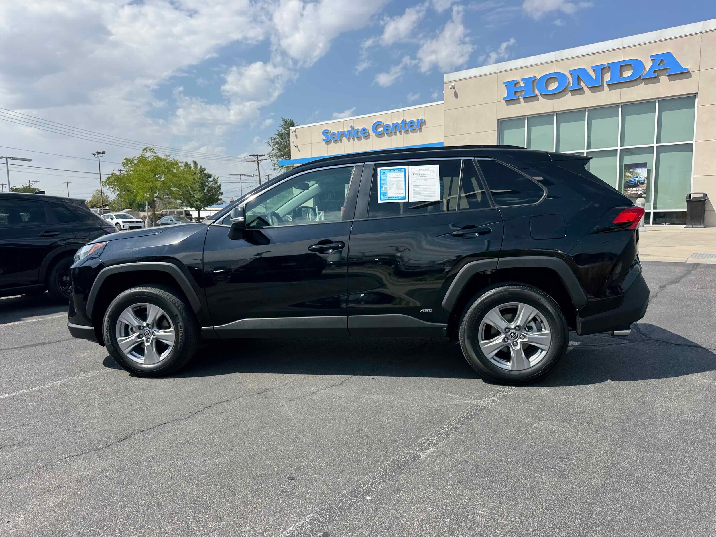 2022 Toyota RAV4 Hybrid XLE photo 4