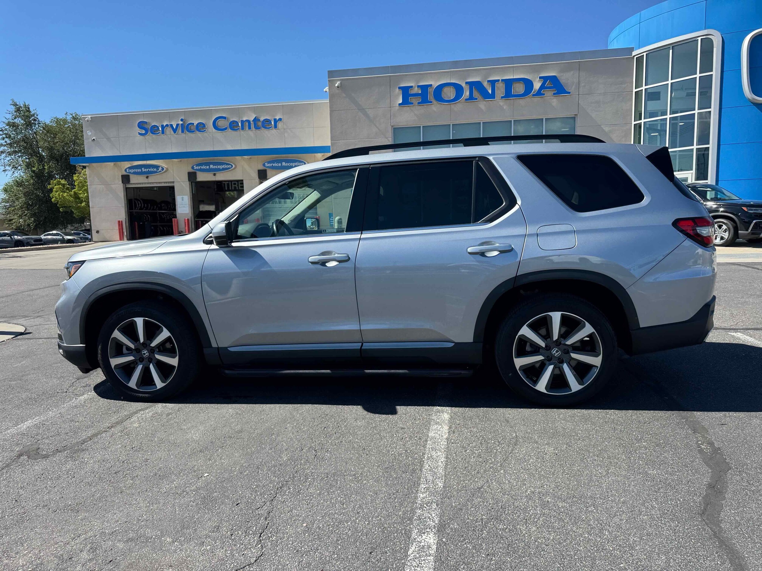 2023 Honda Pilot Touring photo 2