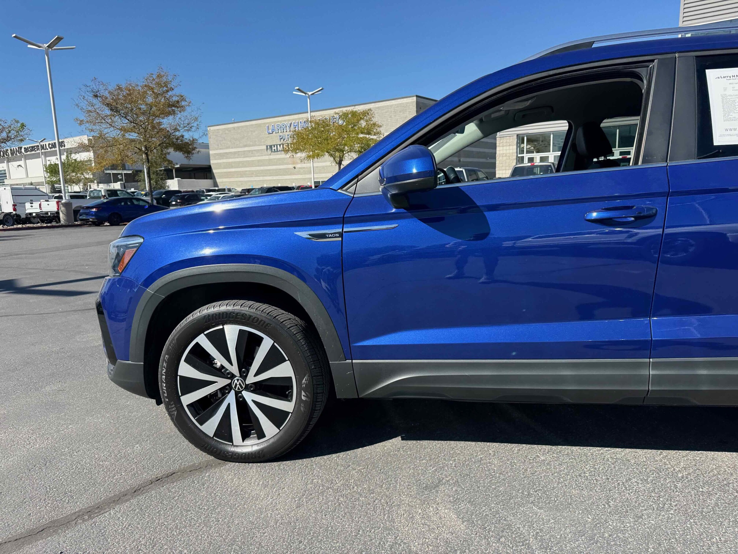 2022 Volkswagen Taos SE photo 3