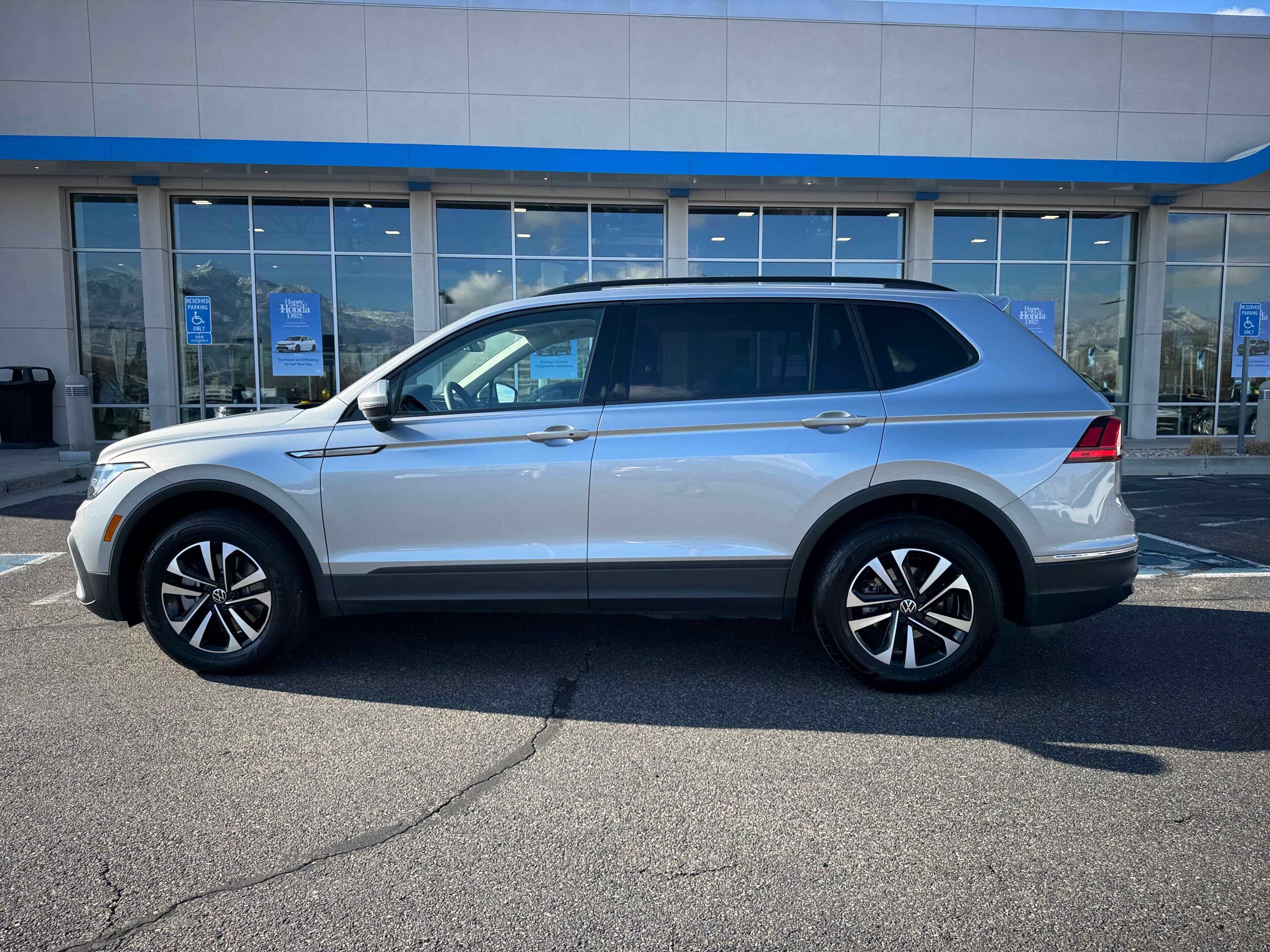 2023 Volkswagen Tiguan S photo 2