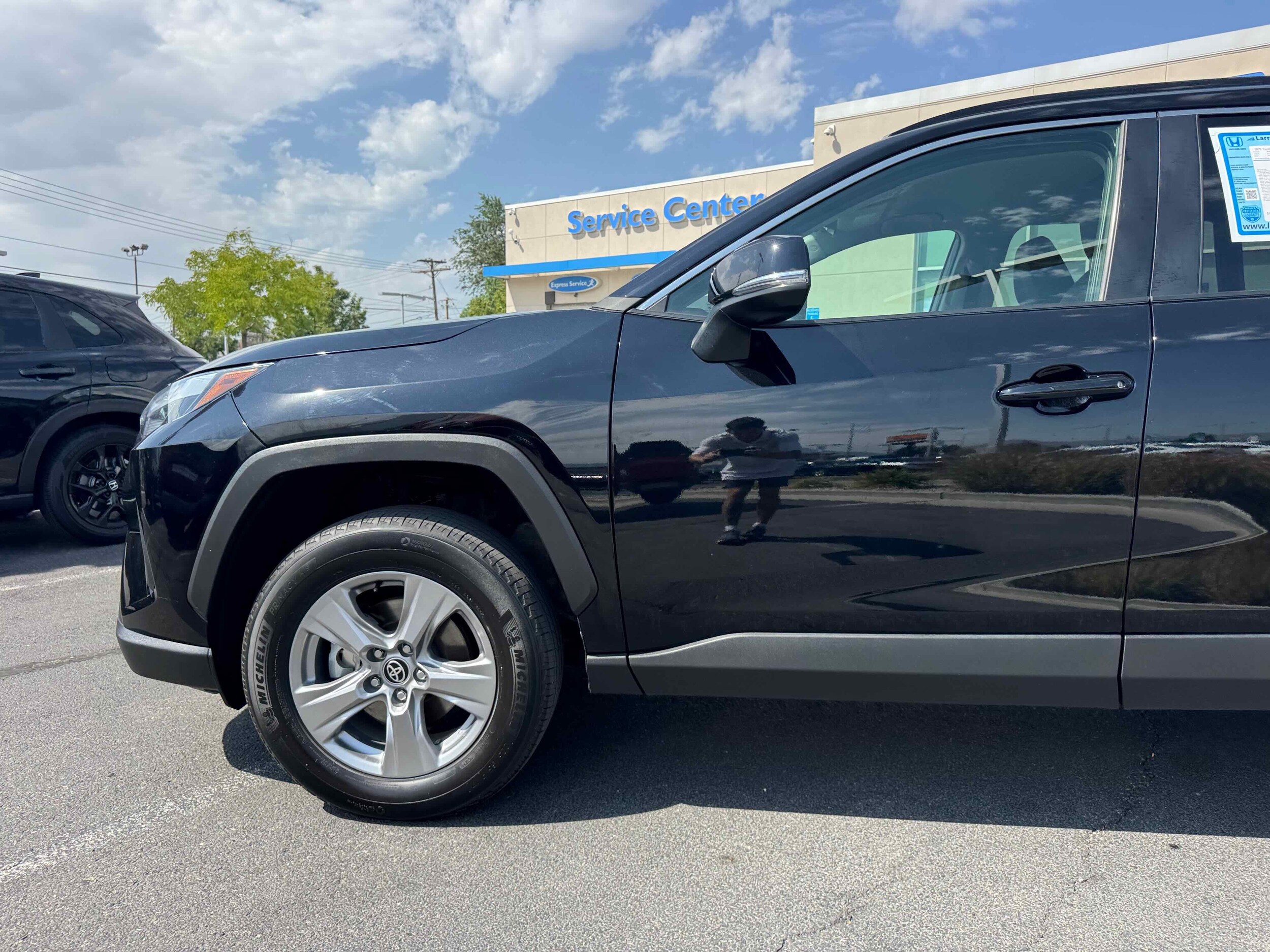 2022 Toyota RAV4 Hybrid XLE photo 3
