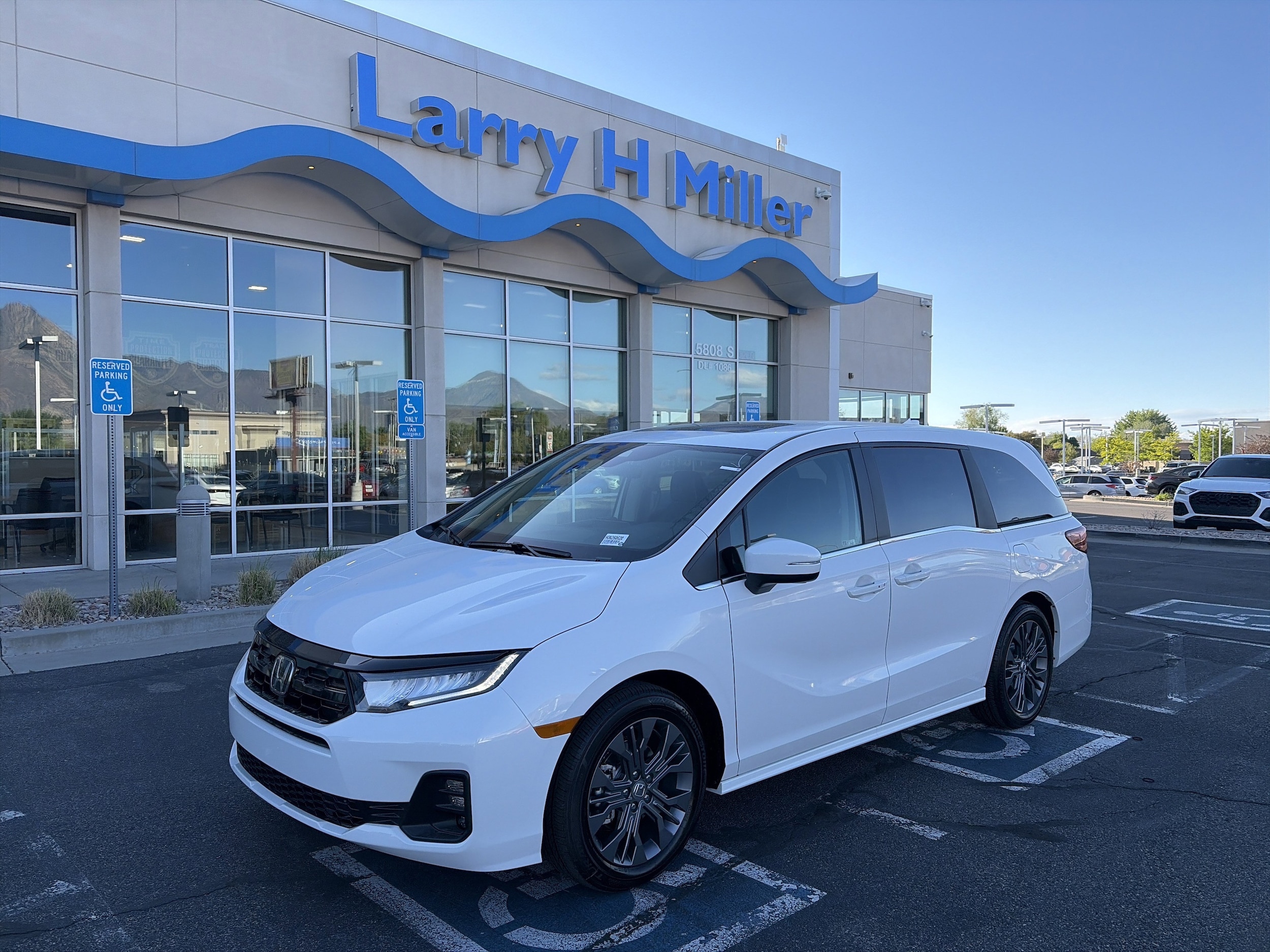 2026 Honda Odyssey Touring's photo