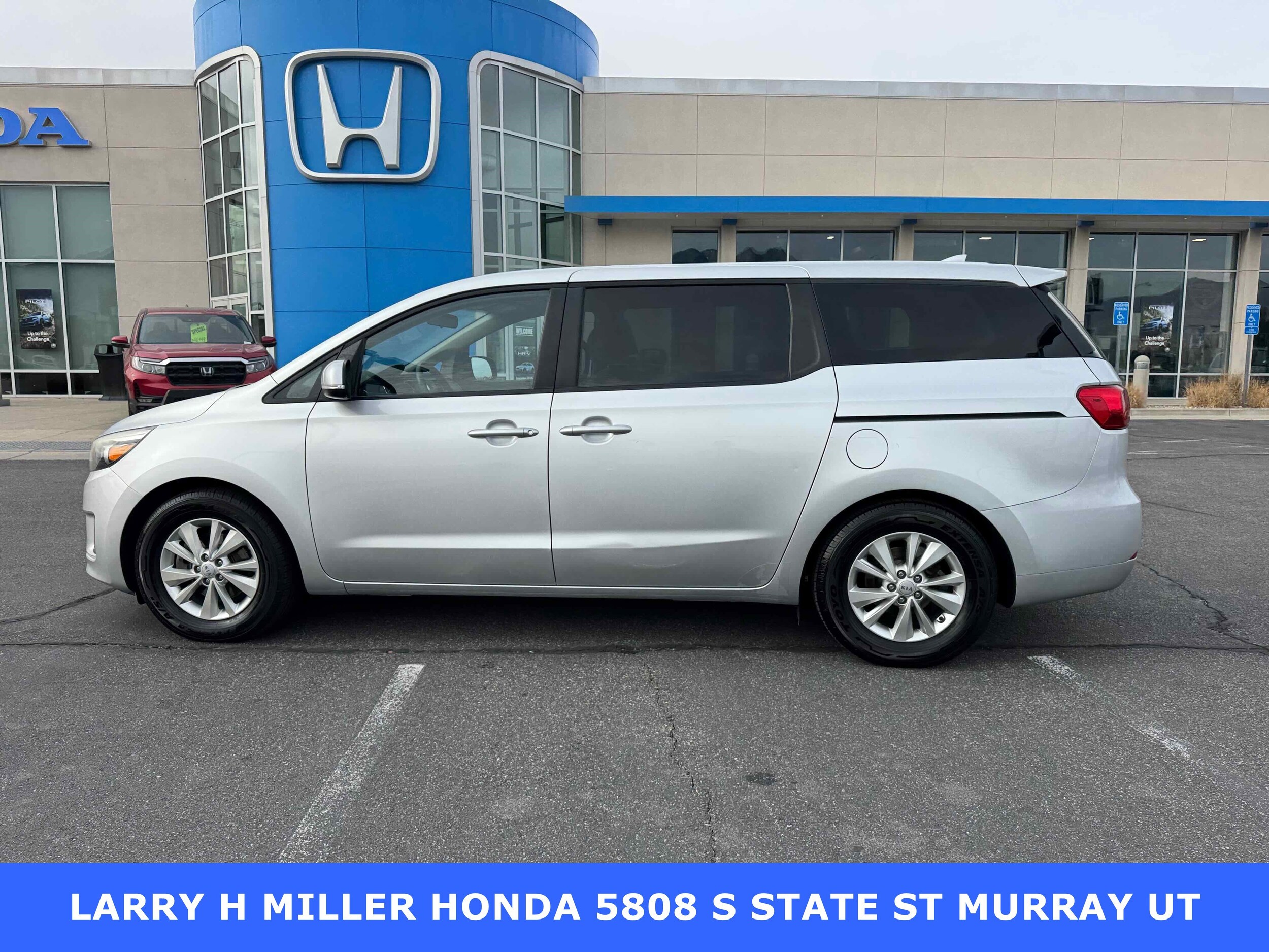 2017 Kia Sedona LX photo 4