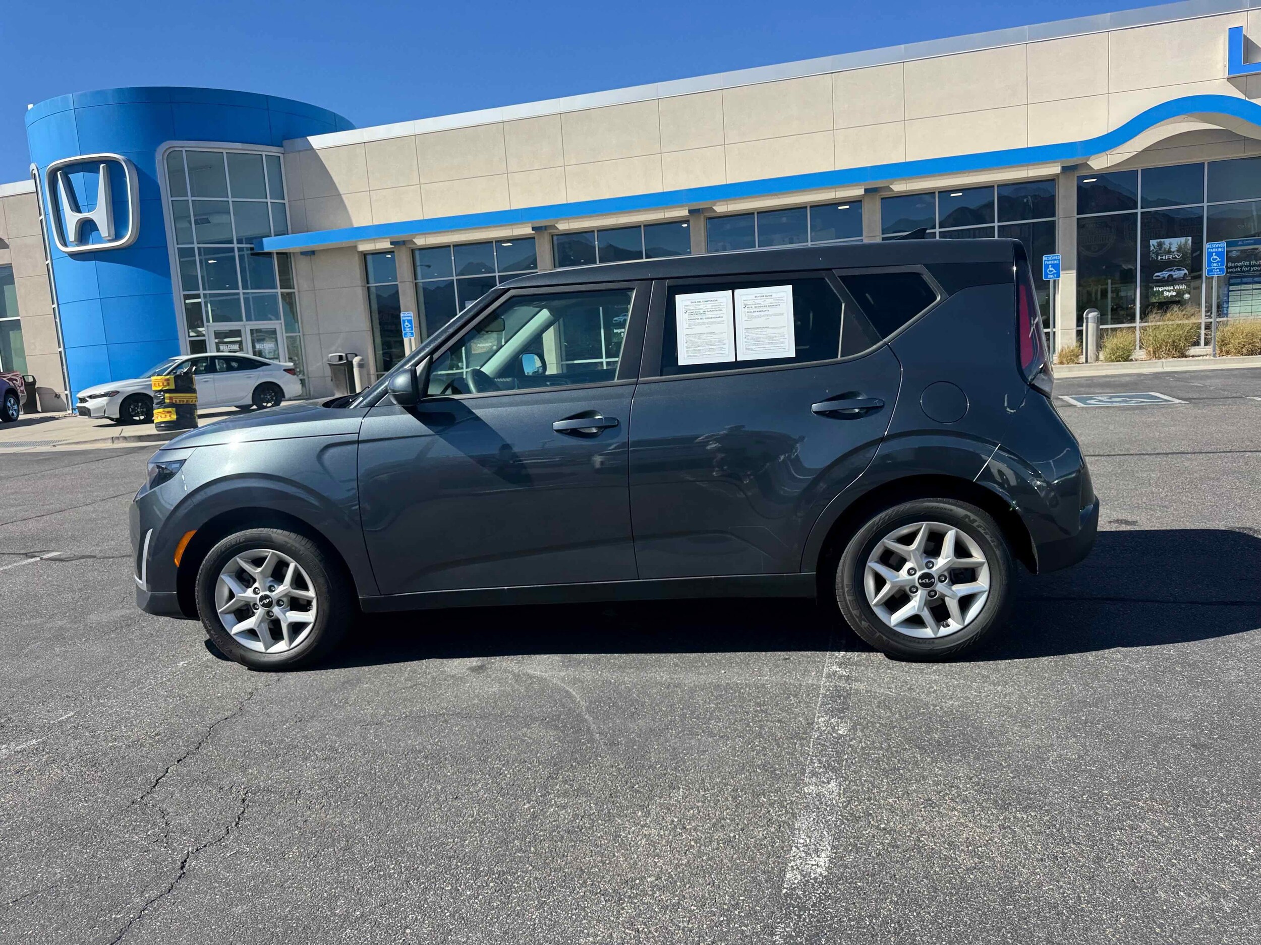 2024 Kia Soul LX photo 2