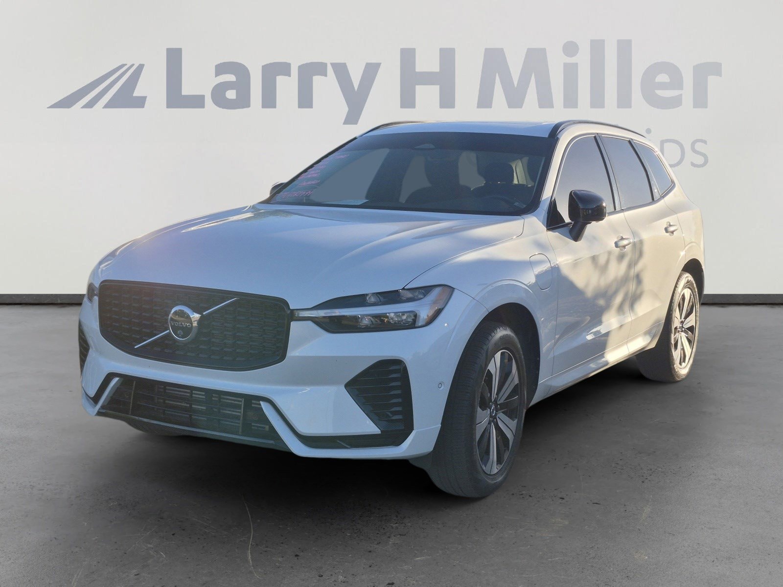 2024 Volvo XC60 T8 Plus Dark Theme AWD's photo