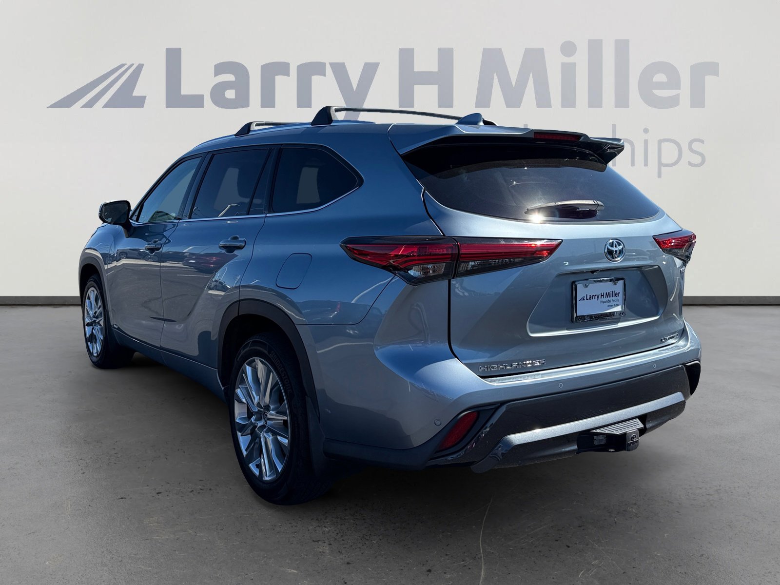 2022 Toyota Highlander Hybrid Limited photo 3