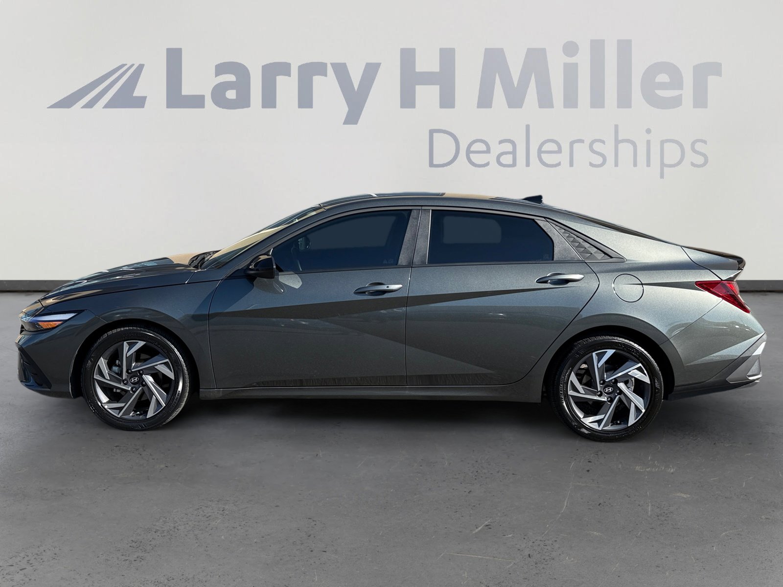 2025 Hyundai Elantra SEL Sport photo 2