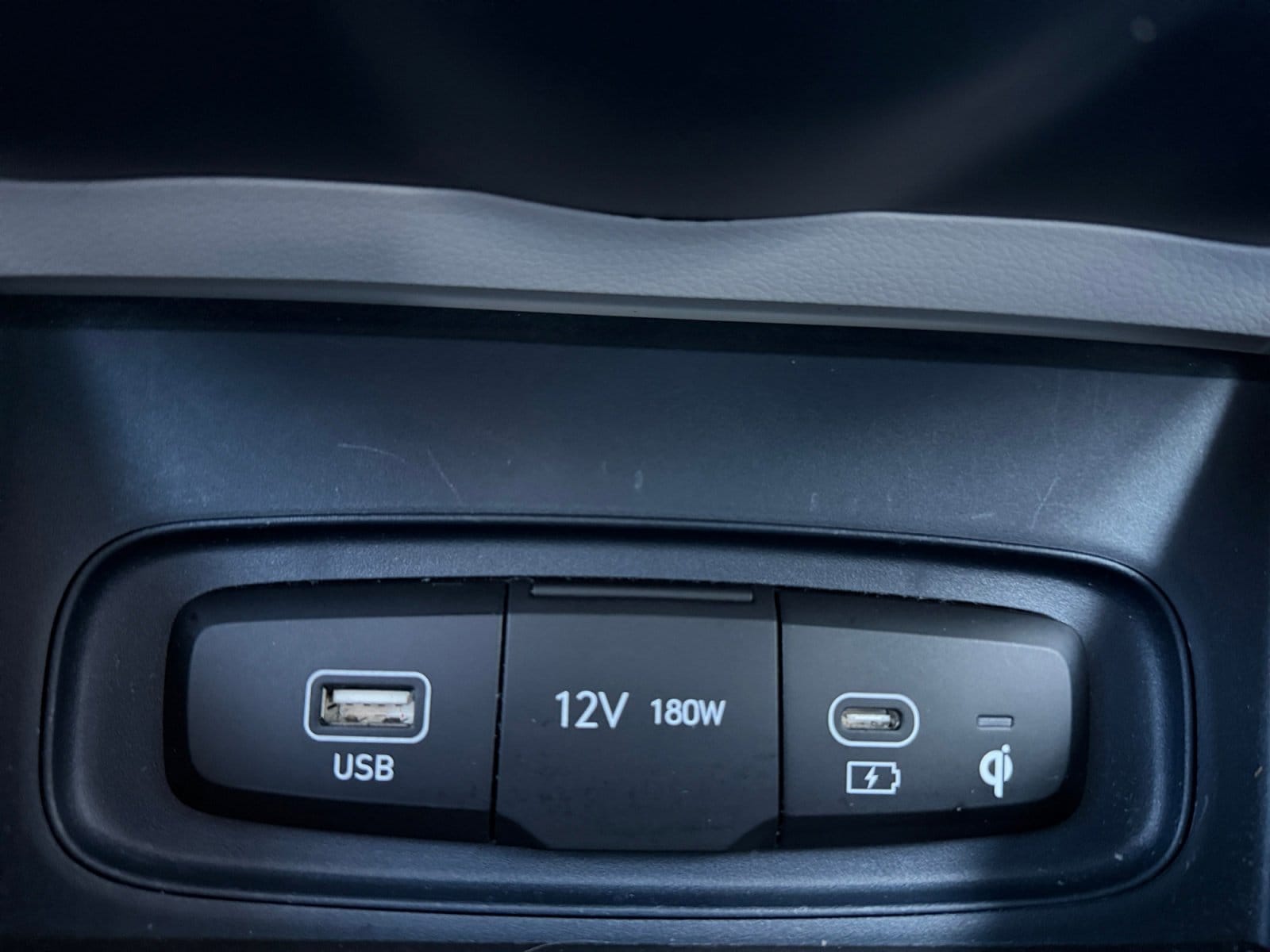 2023 Hyundai Venue Limited photo 2