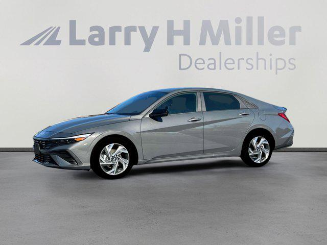 2025 Hyundai Elantra SEL Sport photo 2