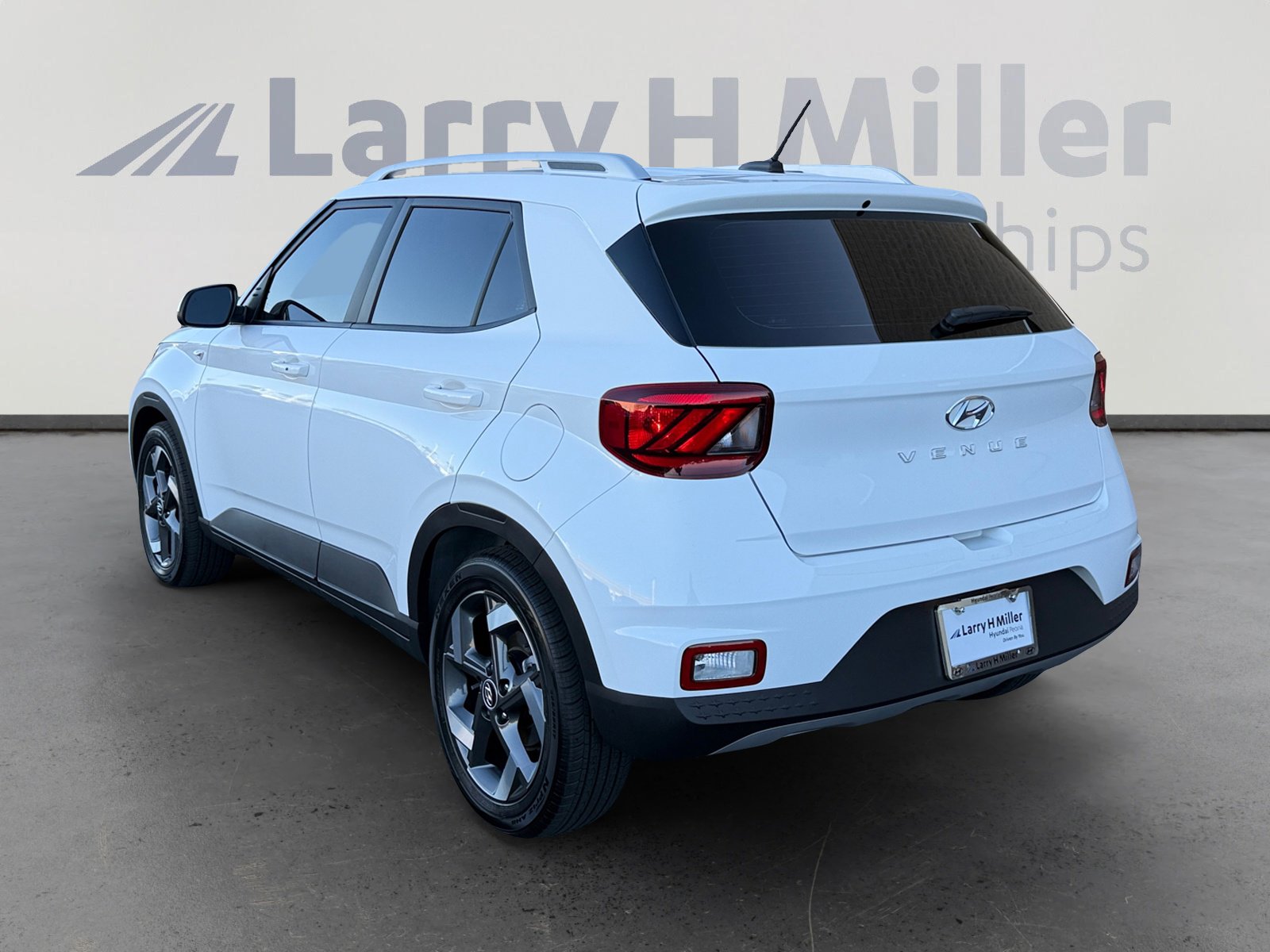 2025 Hyundai Venue SEL Limited photo 2