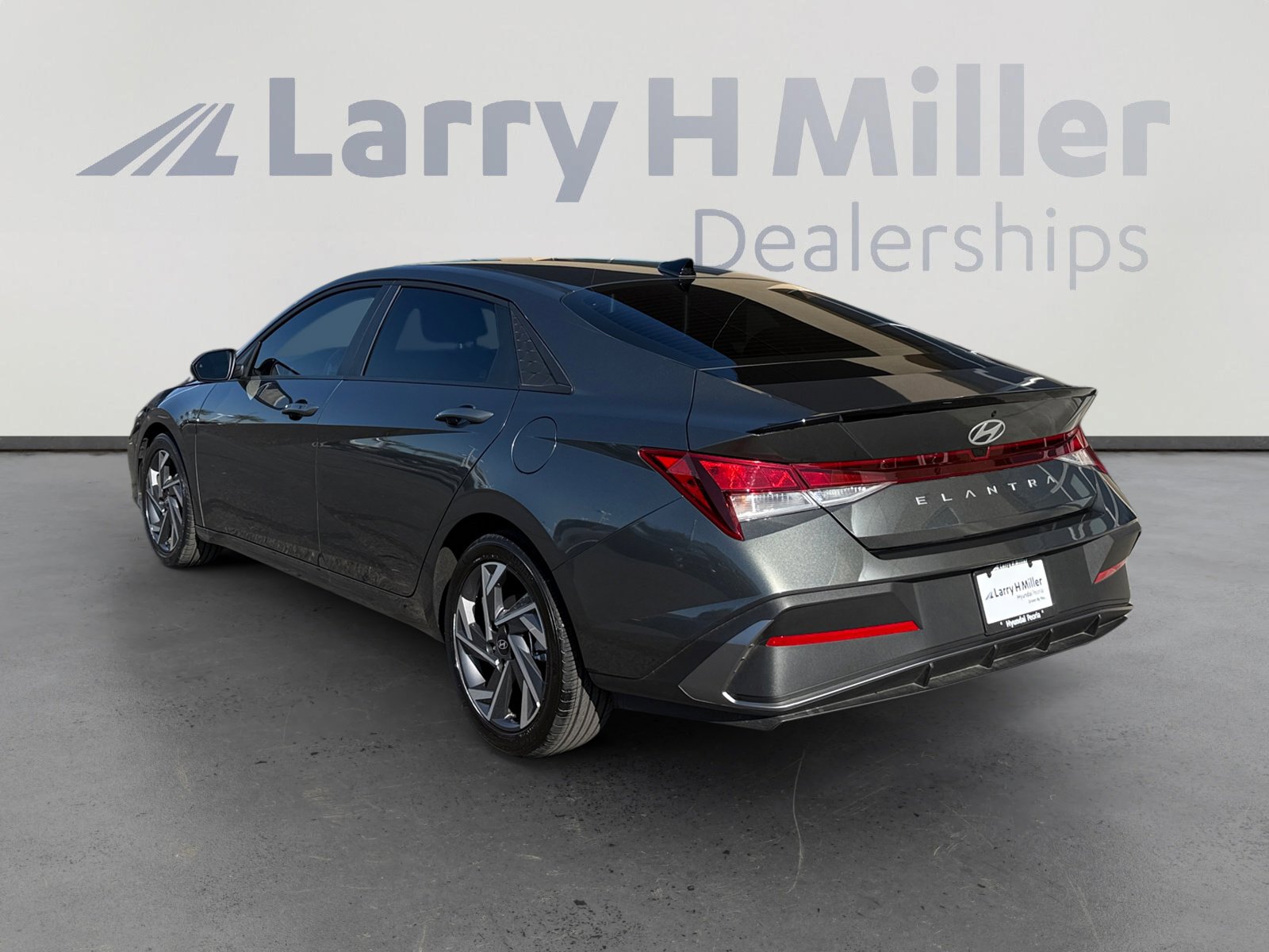 2025 Hyundai Elantra SEL Sport photo 3