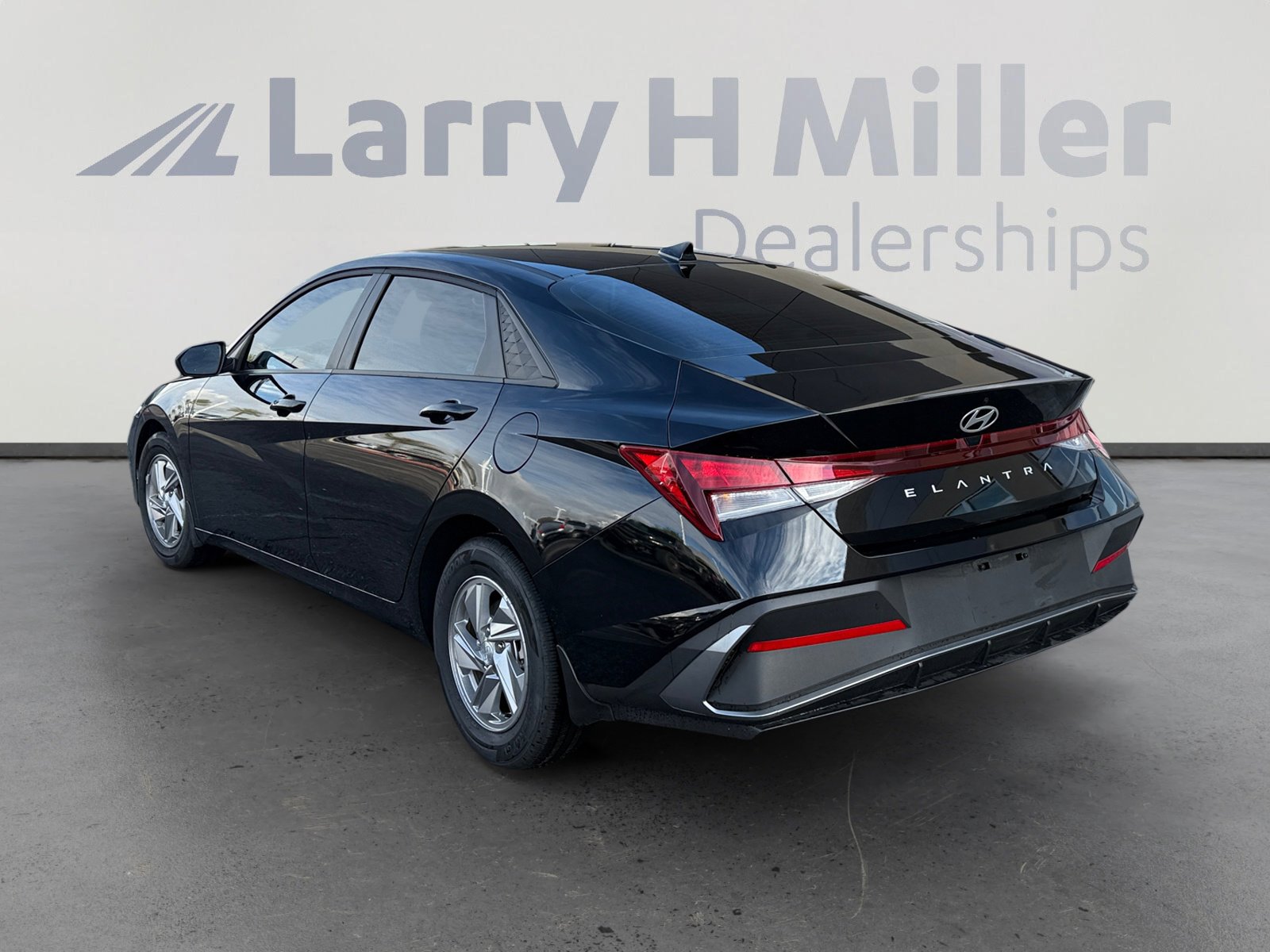 2025 Hyundai Elantra SE photo 3