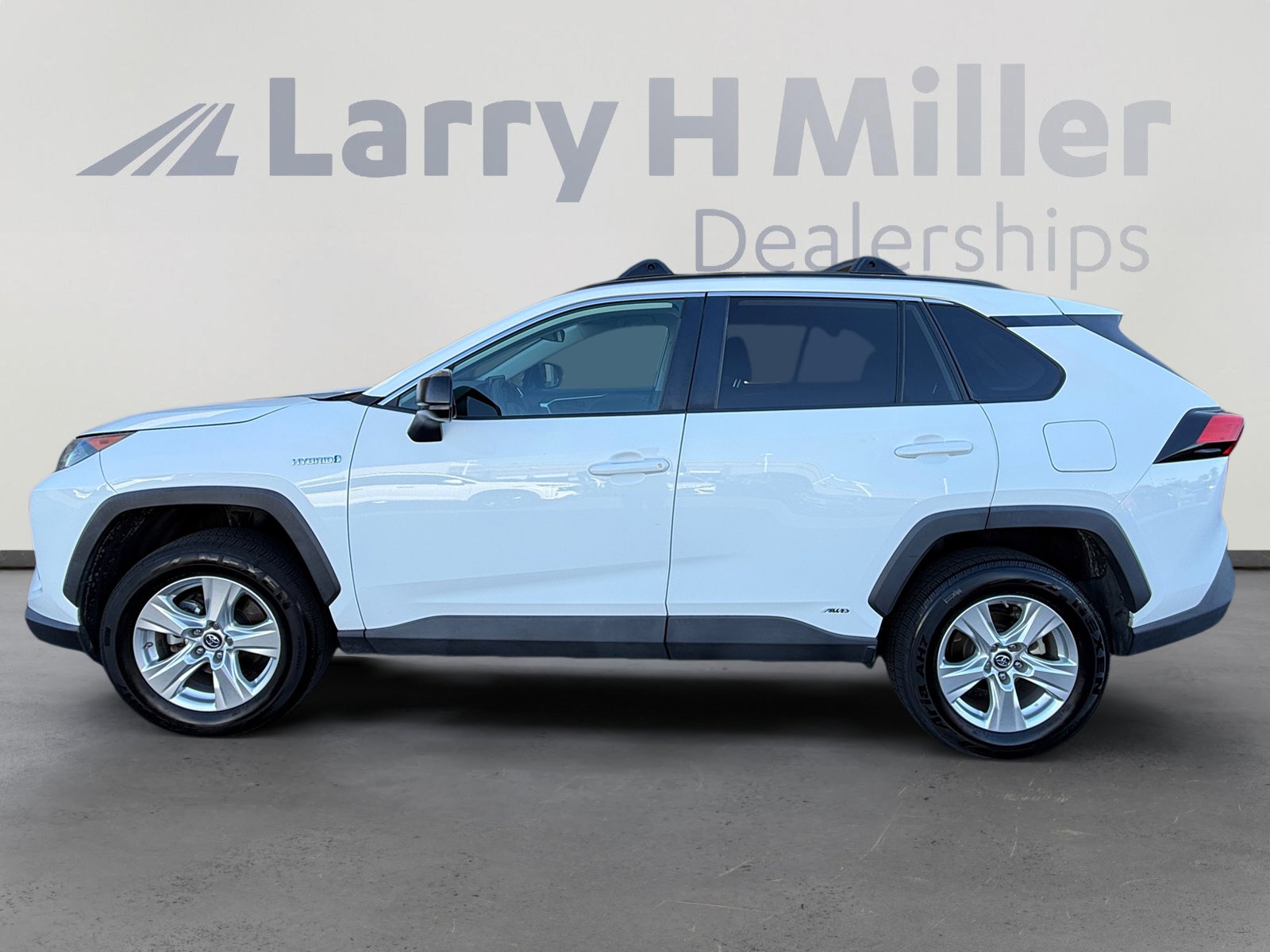 2021 Toyota RAV4 Hybrid LE photo 2