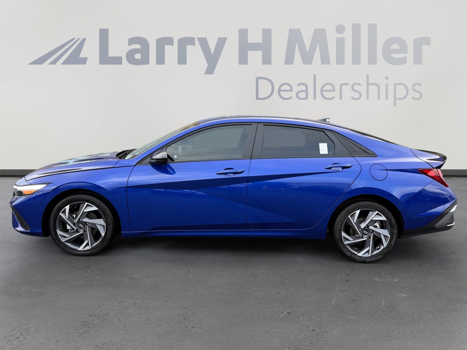 2025 Hyundai Elantra SEL Sport photo 2