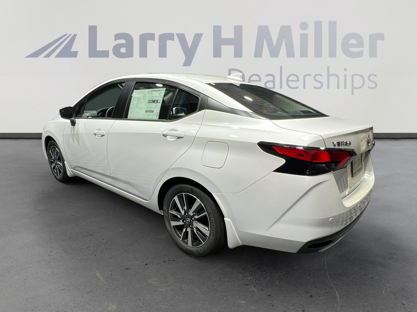 2025 Nissan Versa 1.6 SV photo 4