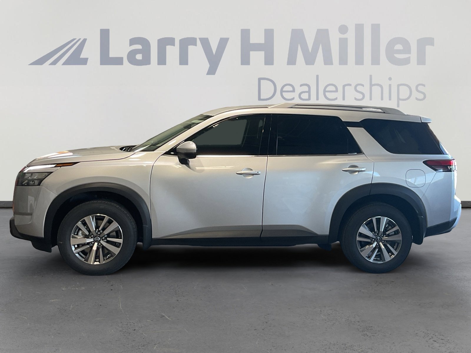 2025 Nissan Pathfinder SL photo 3