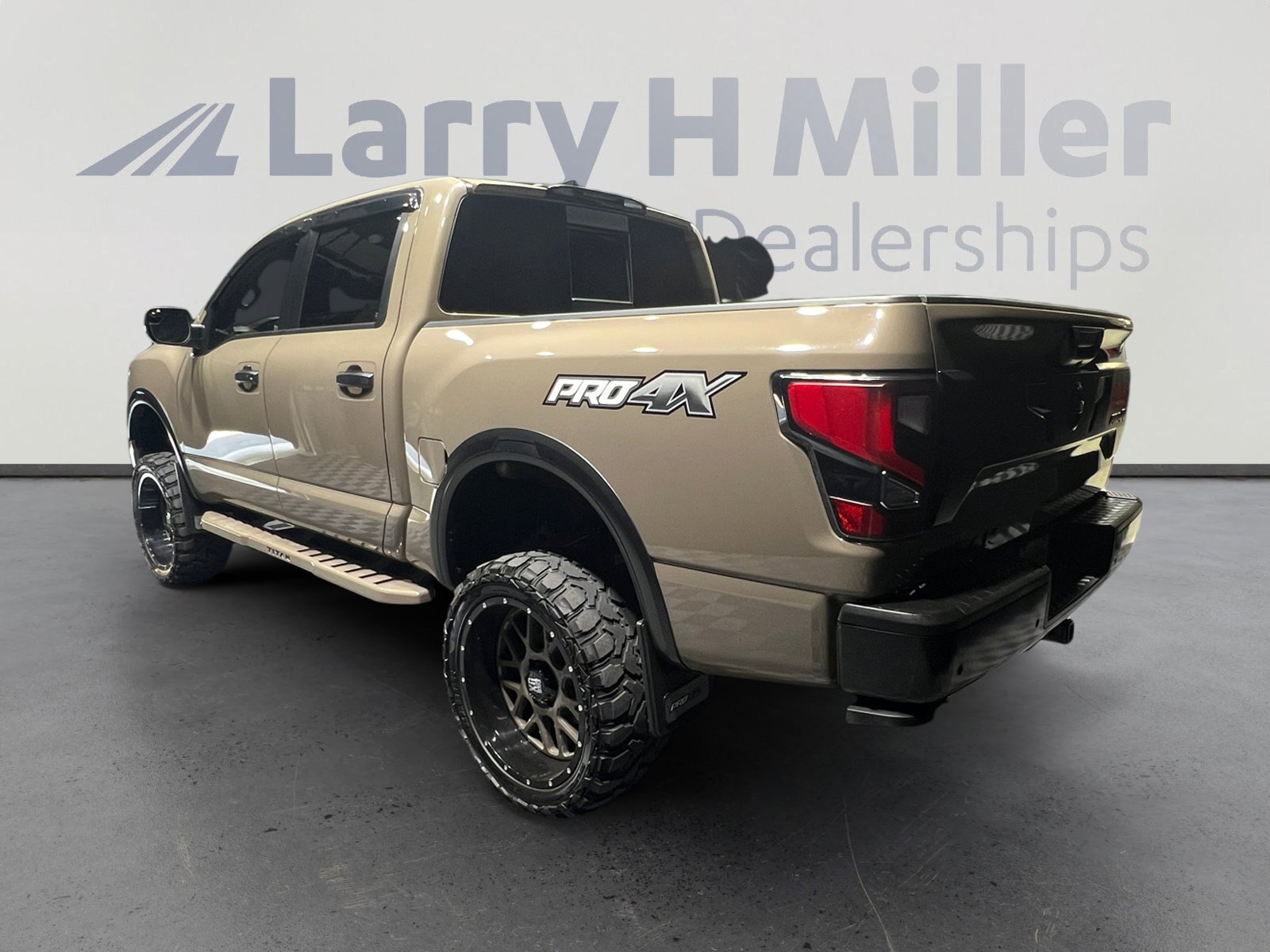 2023 Nissan Titan PRO-4X photo 2
