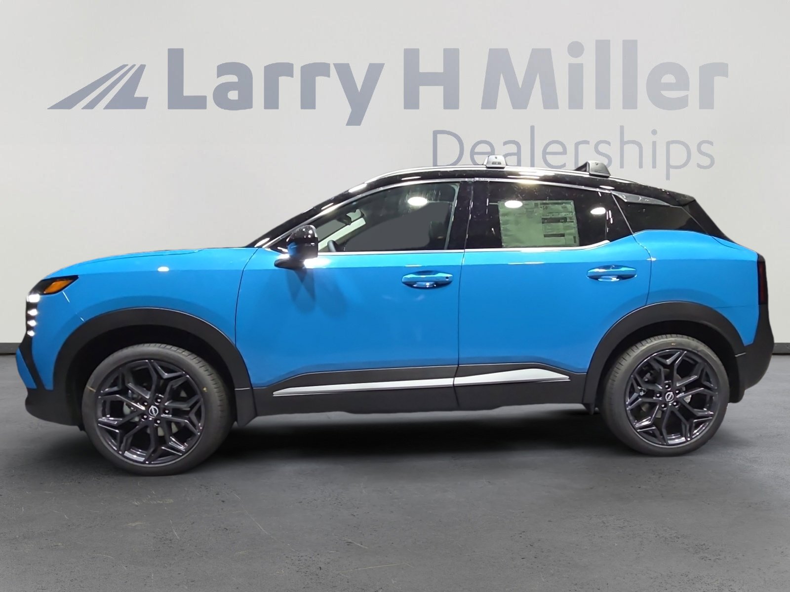 2026 Nissan Kicks SR photo 3