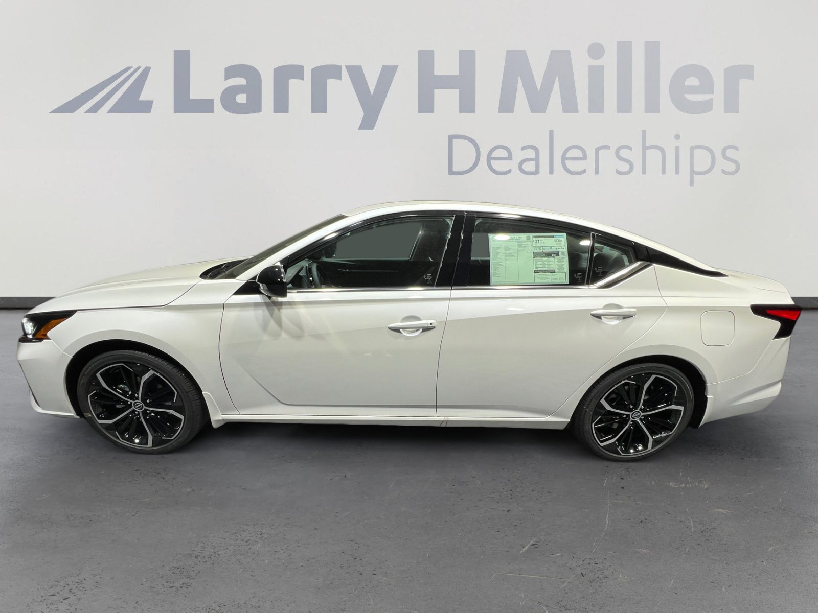 2025 Nissan Altima SR photo 3