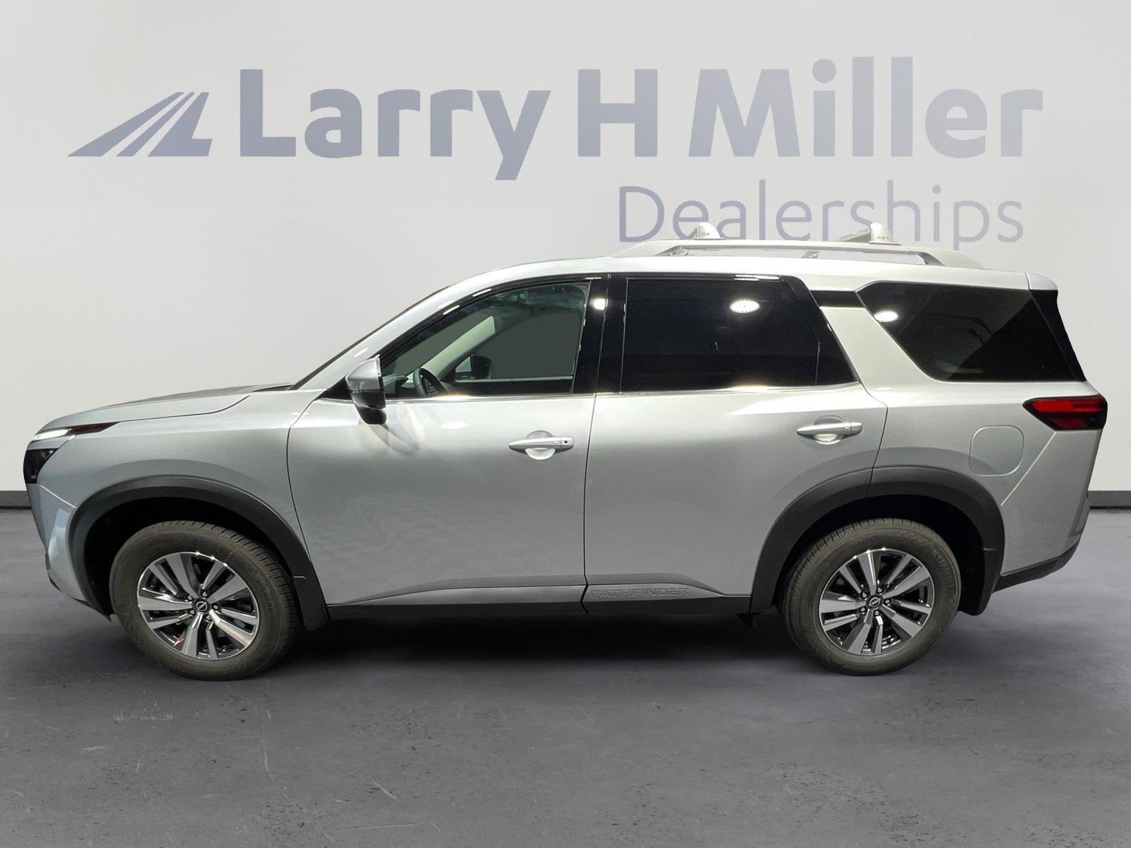 2025 Nissan Pathfinder SL photo 3