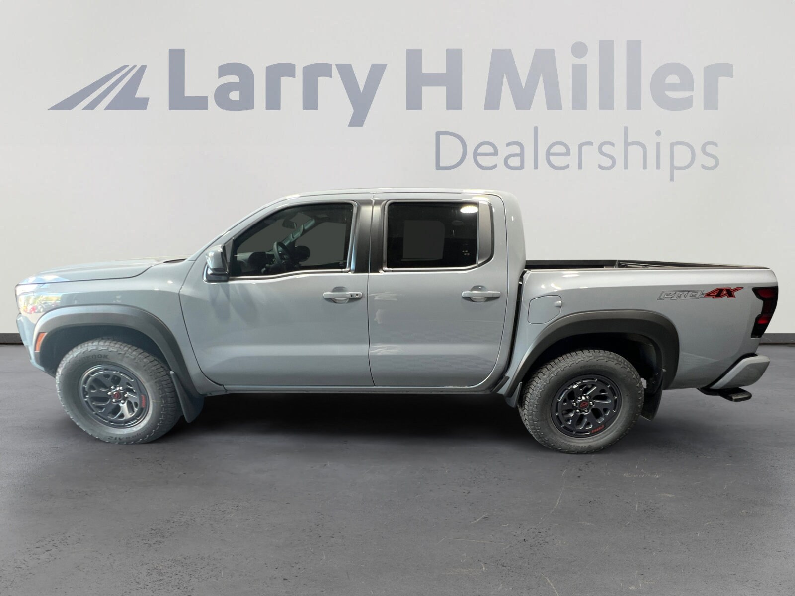 2025 Nissan Frontier PRO-4X photo 3