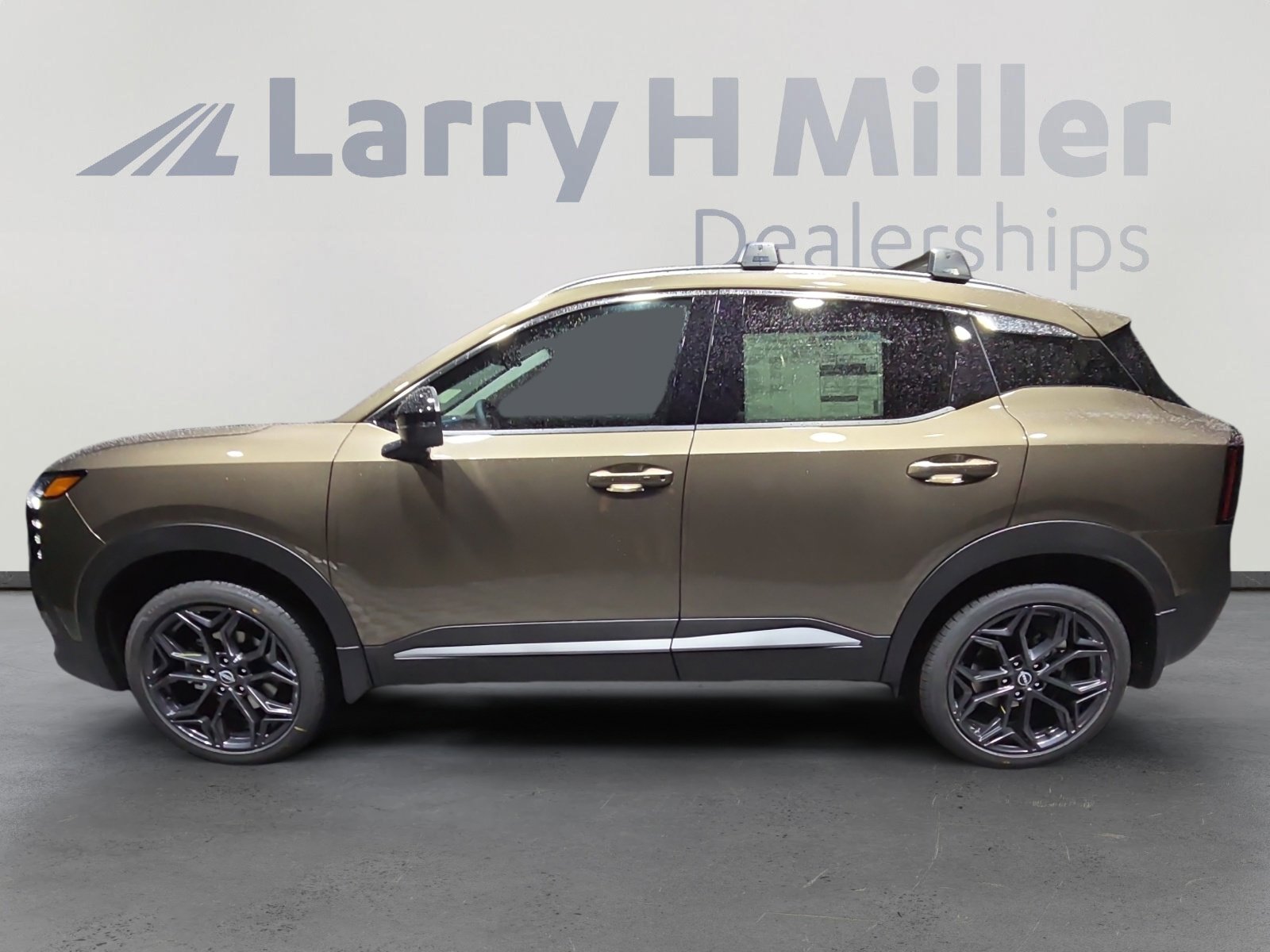 2026 Nissan Kicks SR photo 3