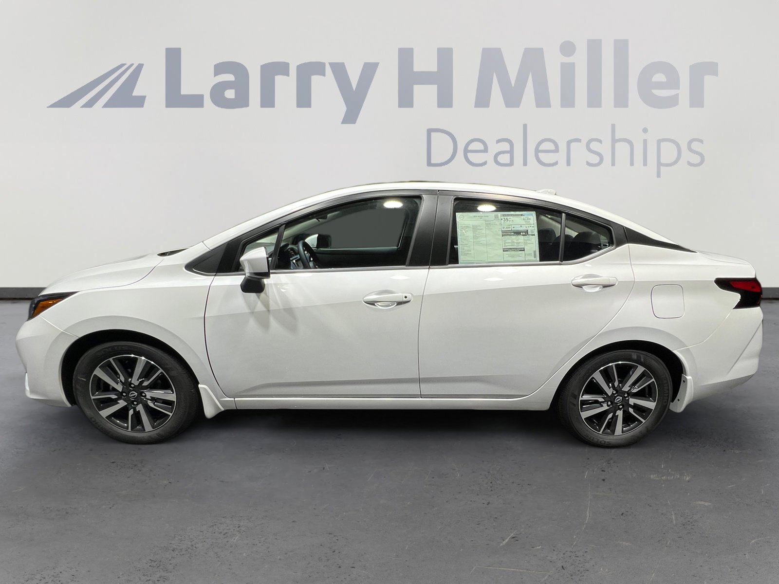 2025 Nissan Versa 1.6 SV photo 3