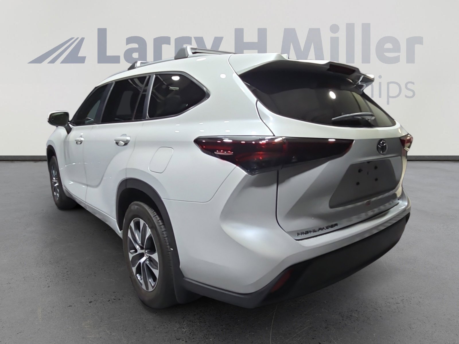 2024 Toyota Highlander LE photo 4