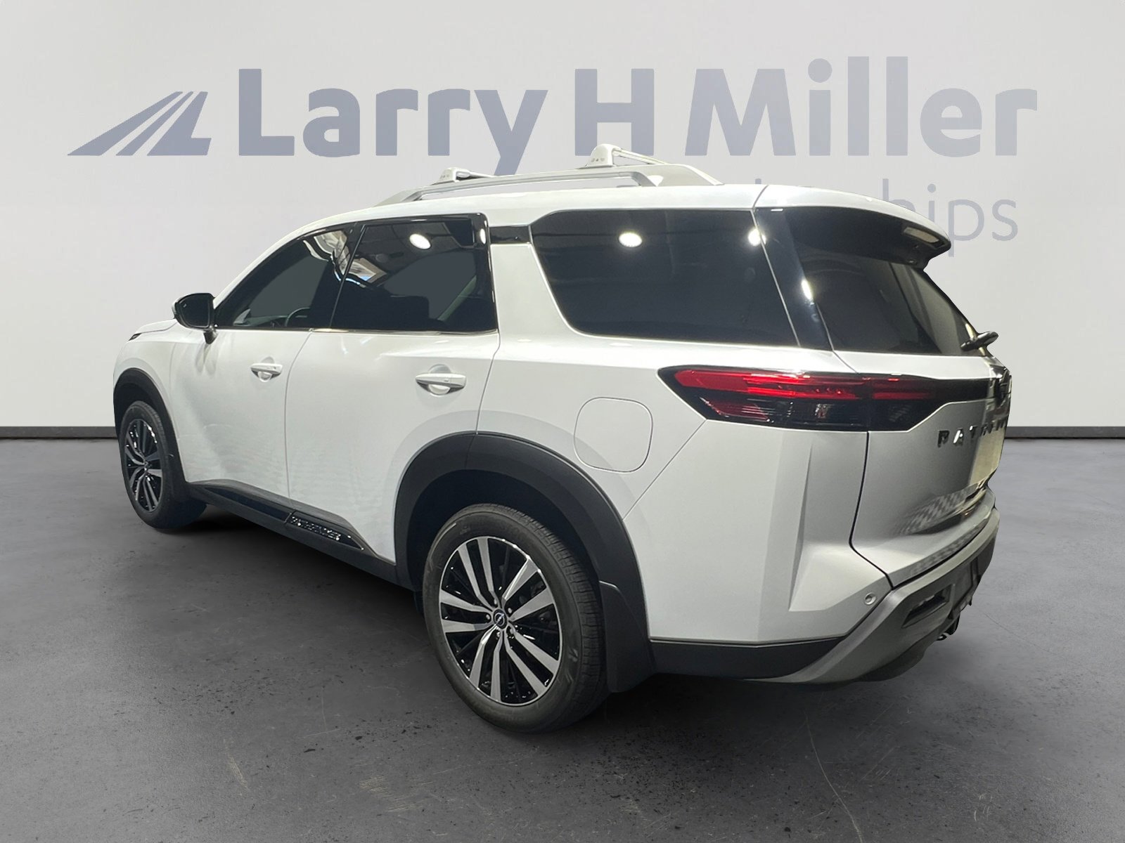 2025 Nissan Pathfinder Platinum photo 2