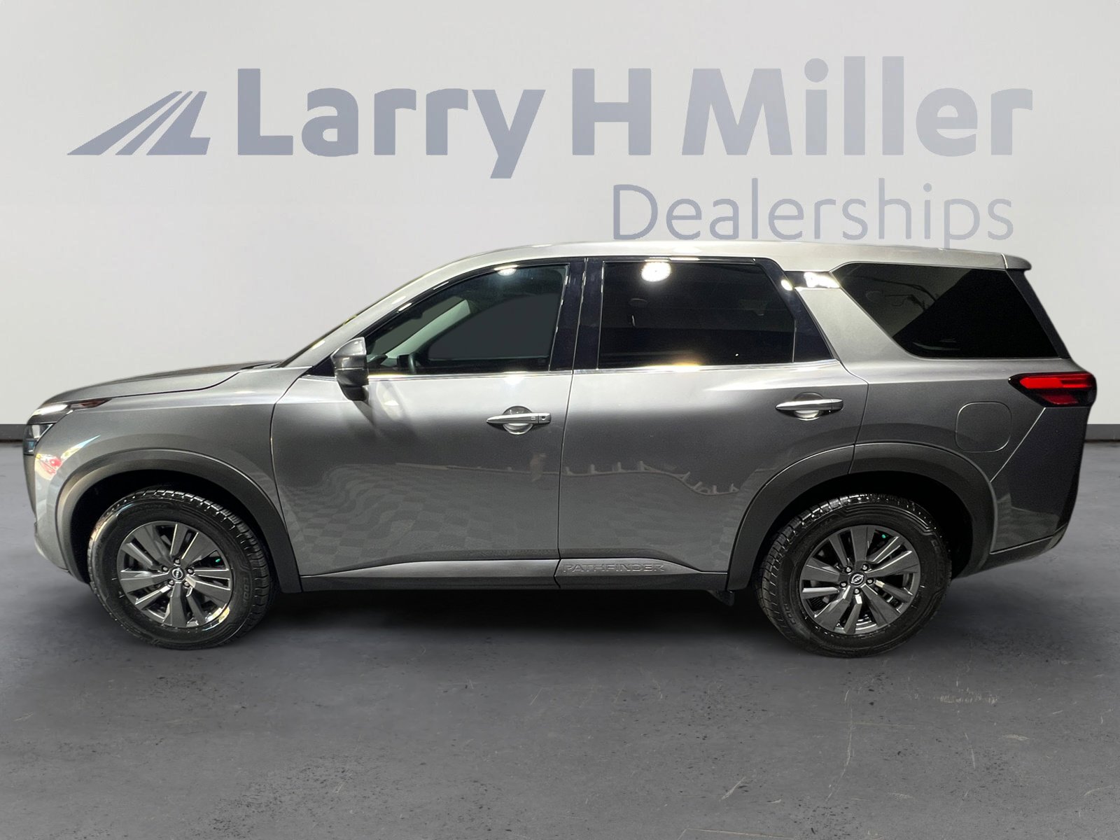 2022 Nissan Pathfinder S photo 3