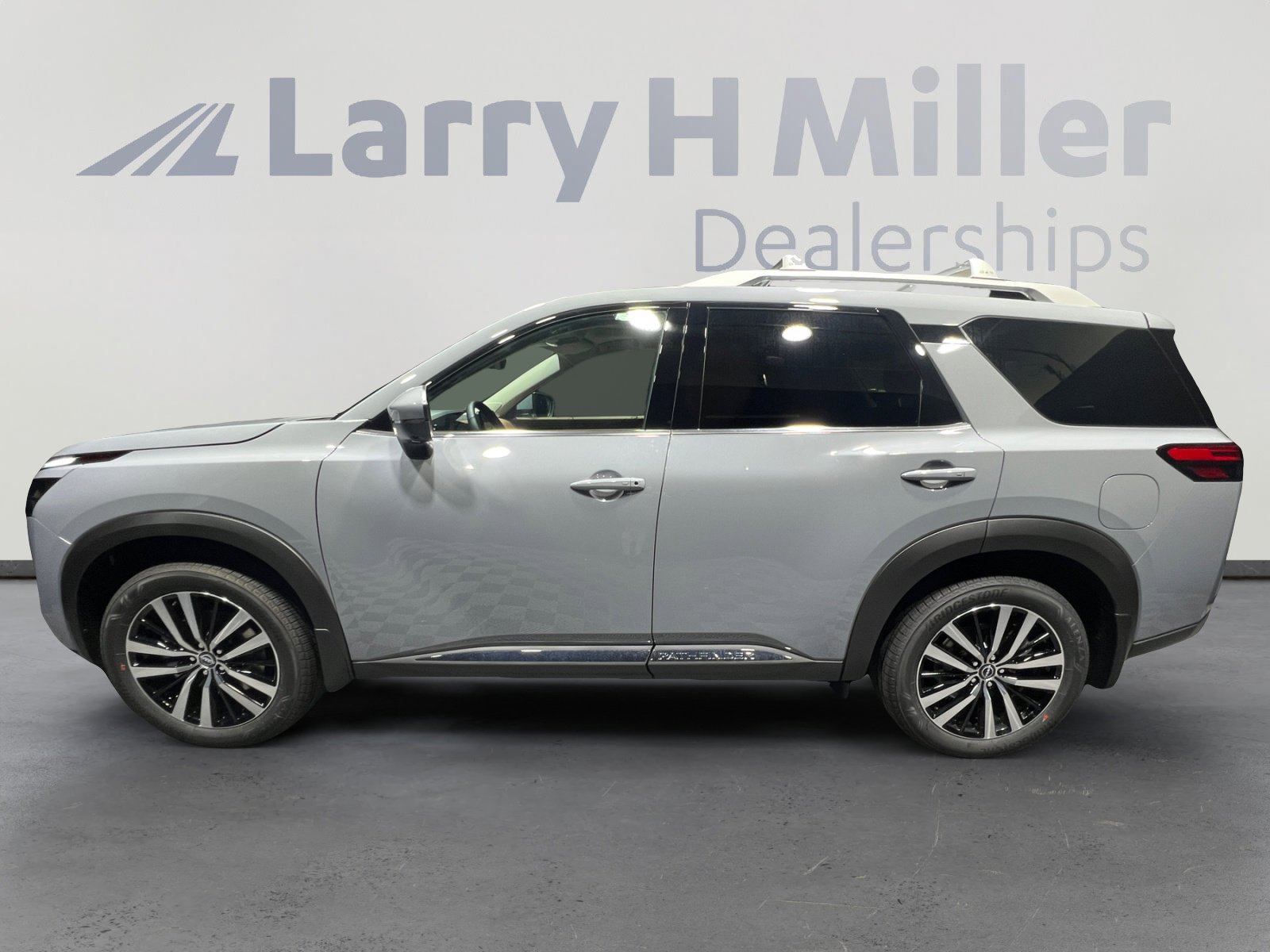 2025 Nissan Pathfinder Platinum photo 3