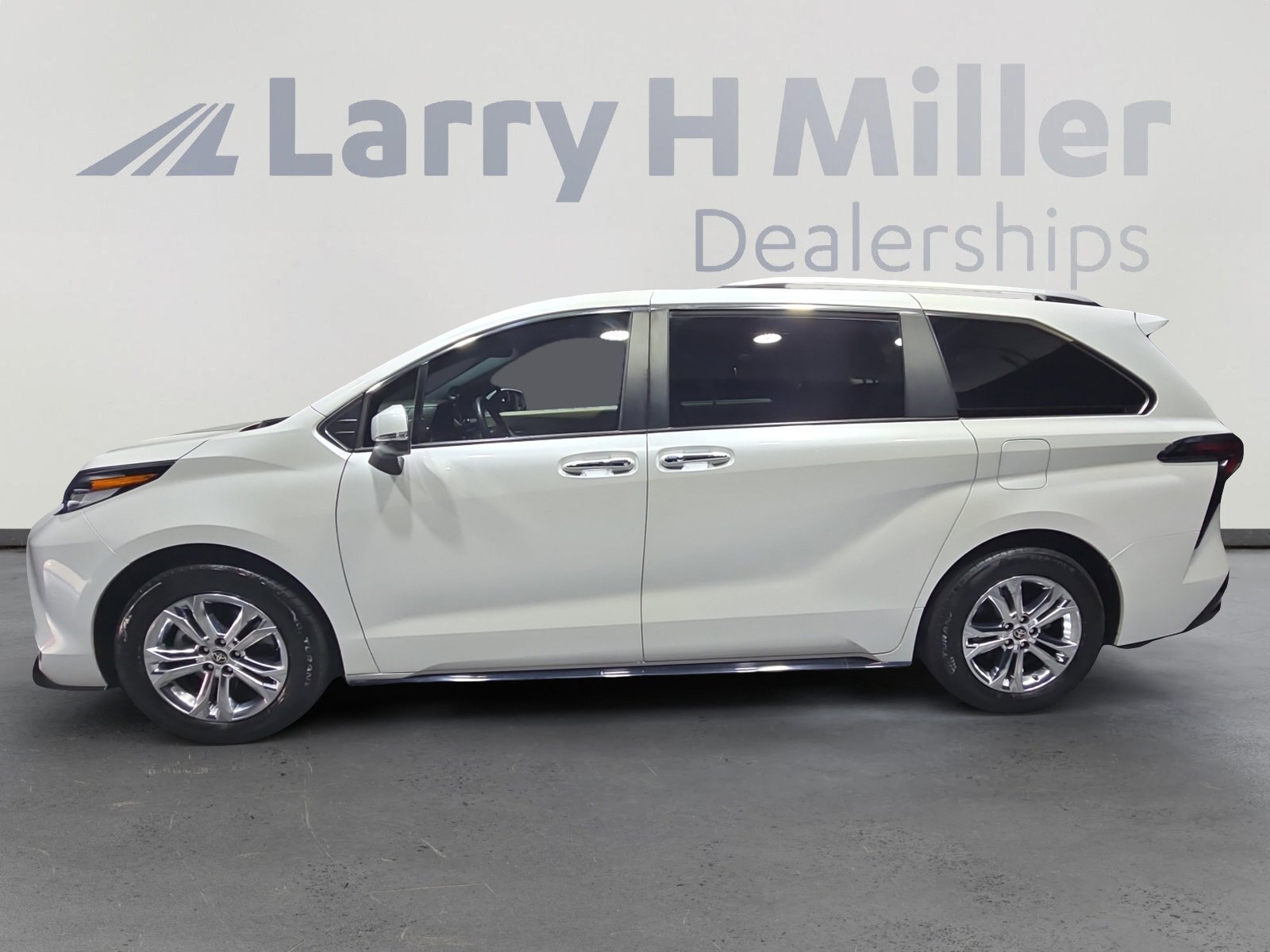 2023 Toyota Sienna Platinum photo 3