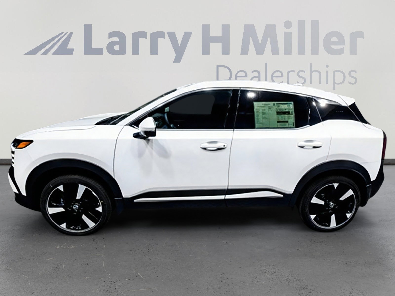 2025 Nissan Kicks SR photo 3