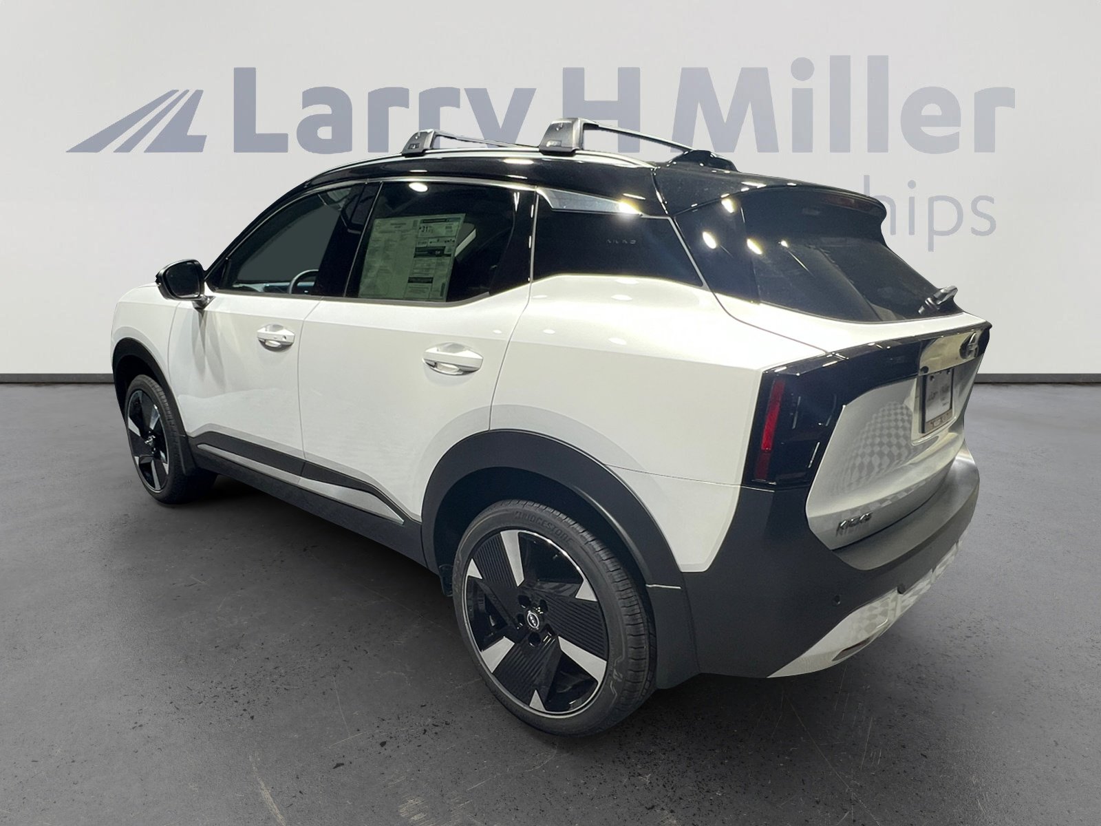 2026 Nissan Kicks SR photo 2