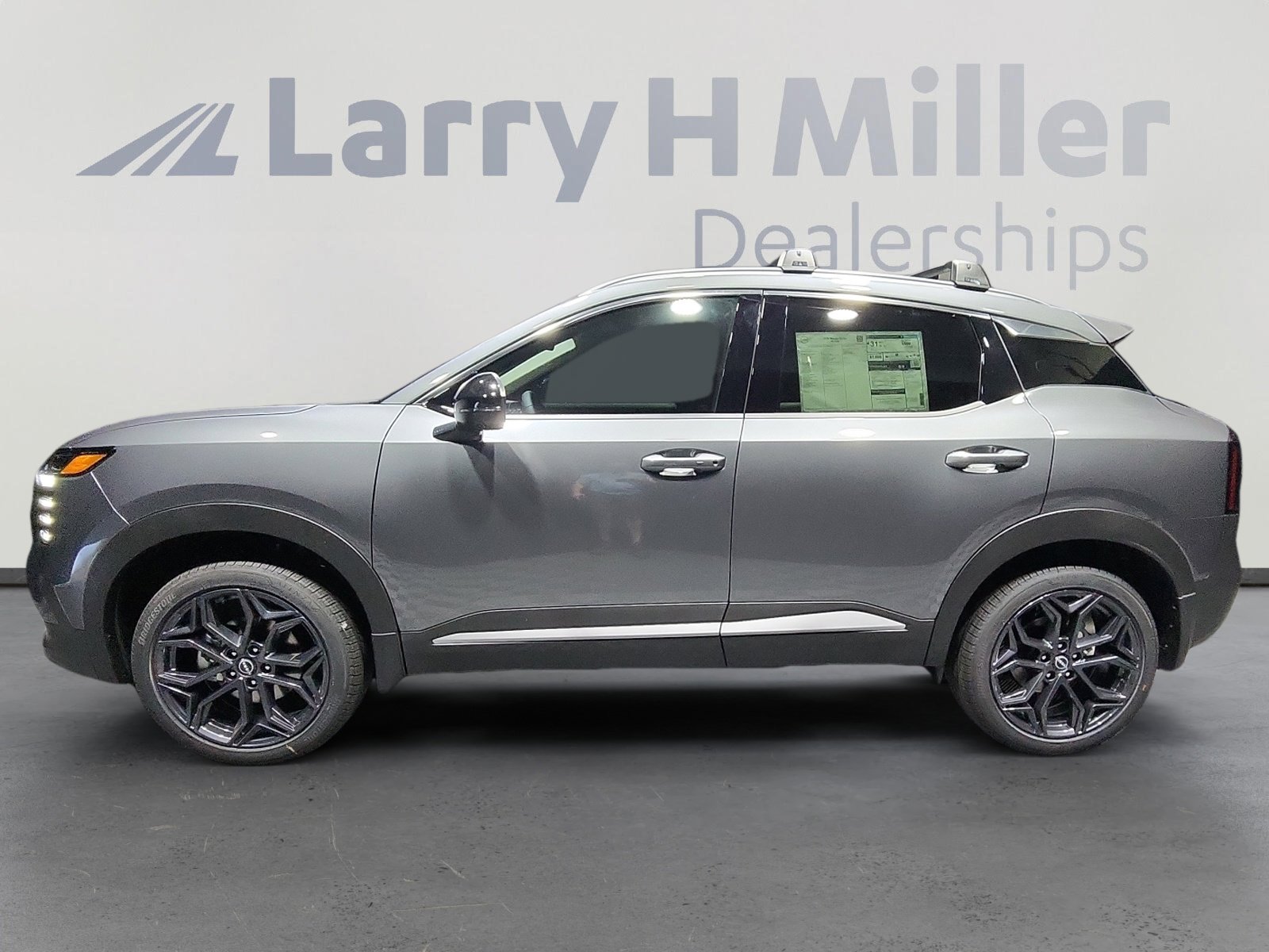 2026 Nissan Kicks SR photo 3