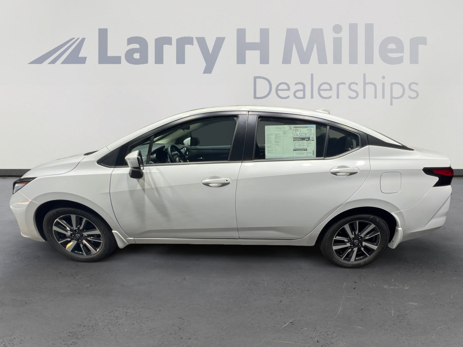 2025 Nissan Versa 1.6 SV photo 3