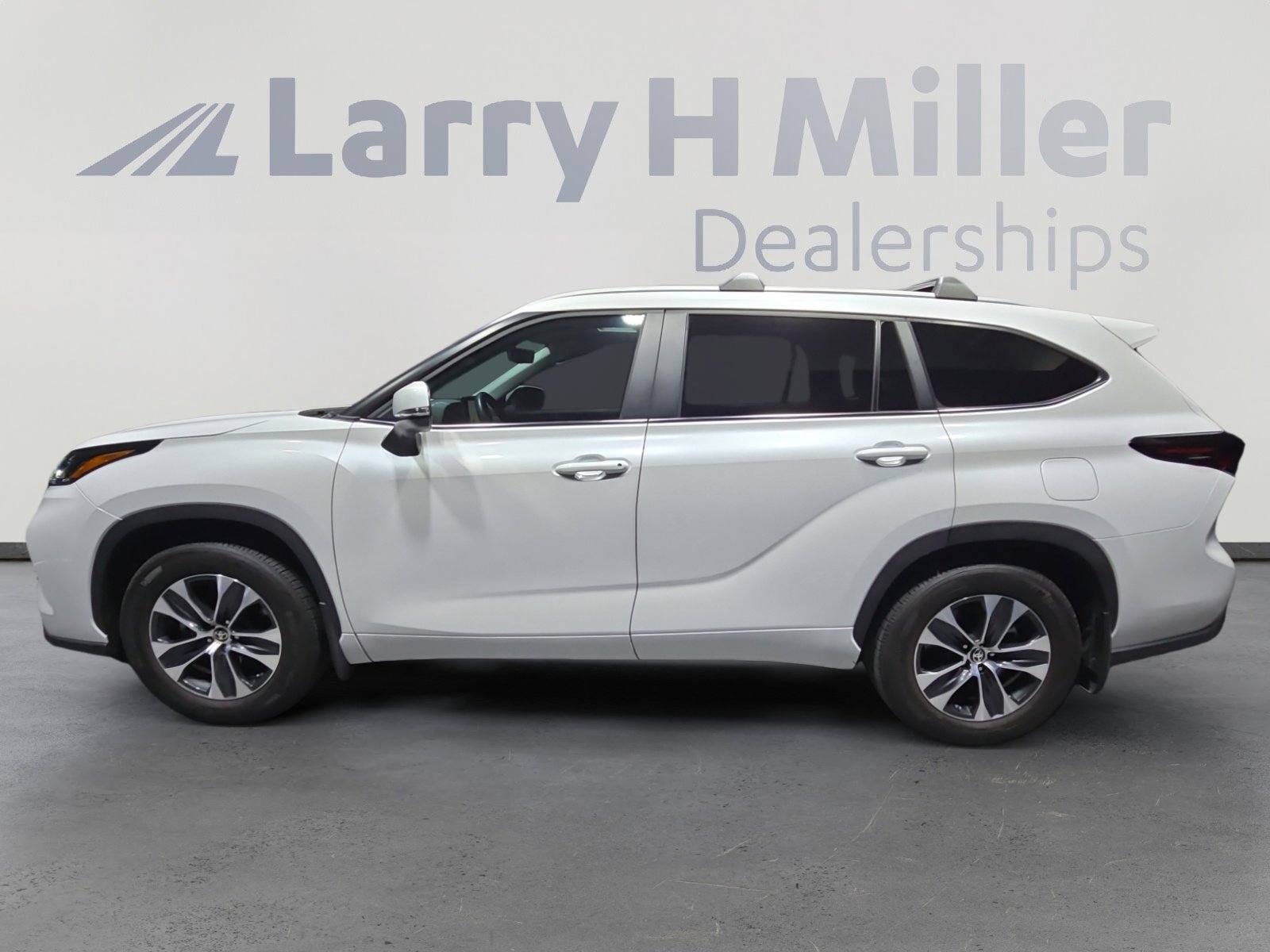 2024 Toyota Highlander LE photo 3