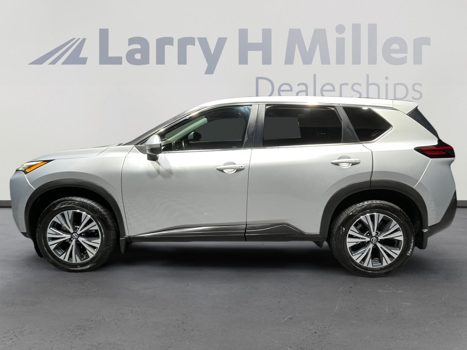 2022 Nissan Rogue SV photo 3