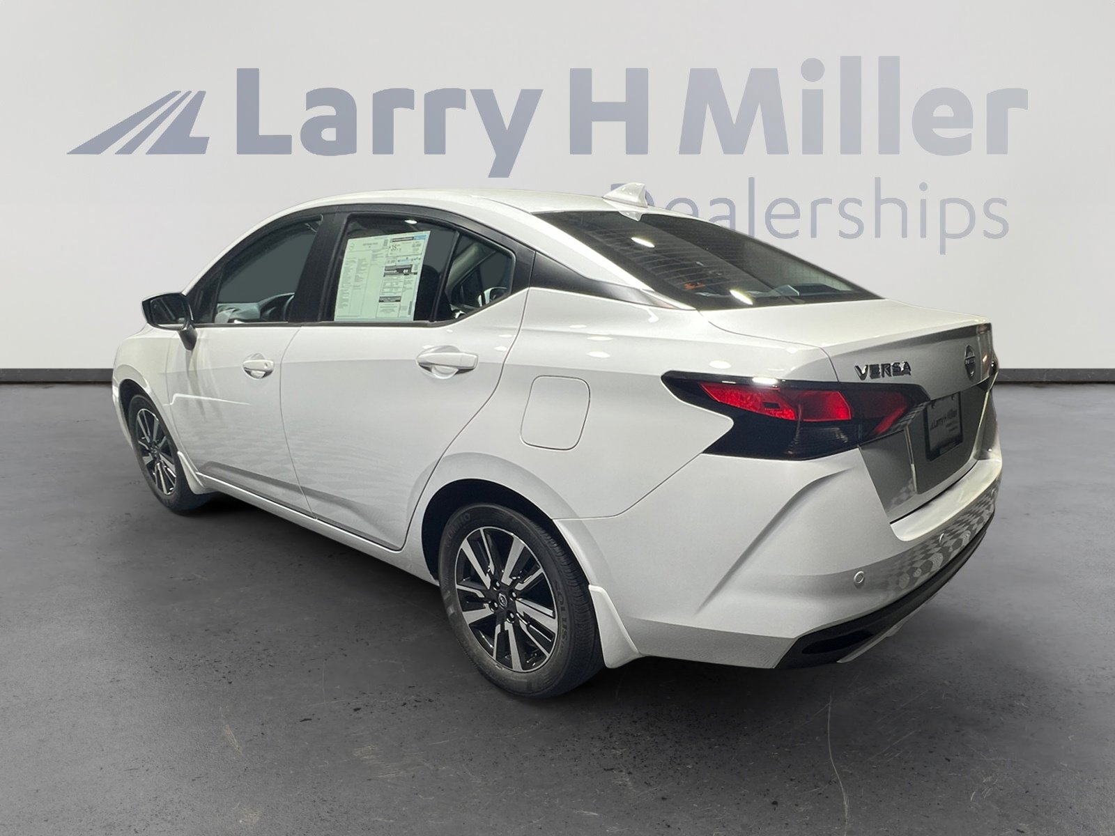 2025 Nissan Versa 1.6 SV photo 4