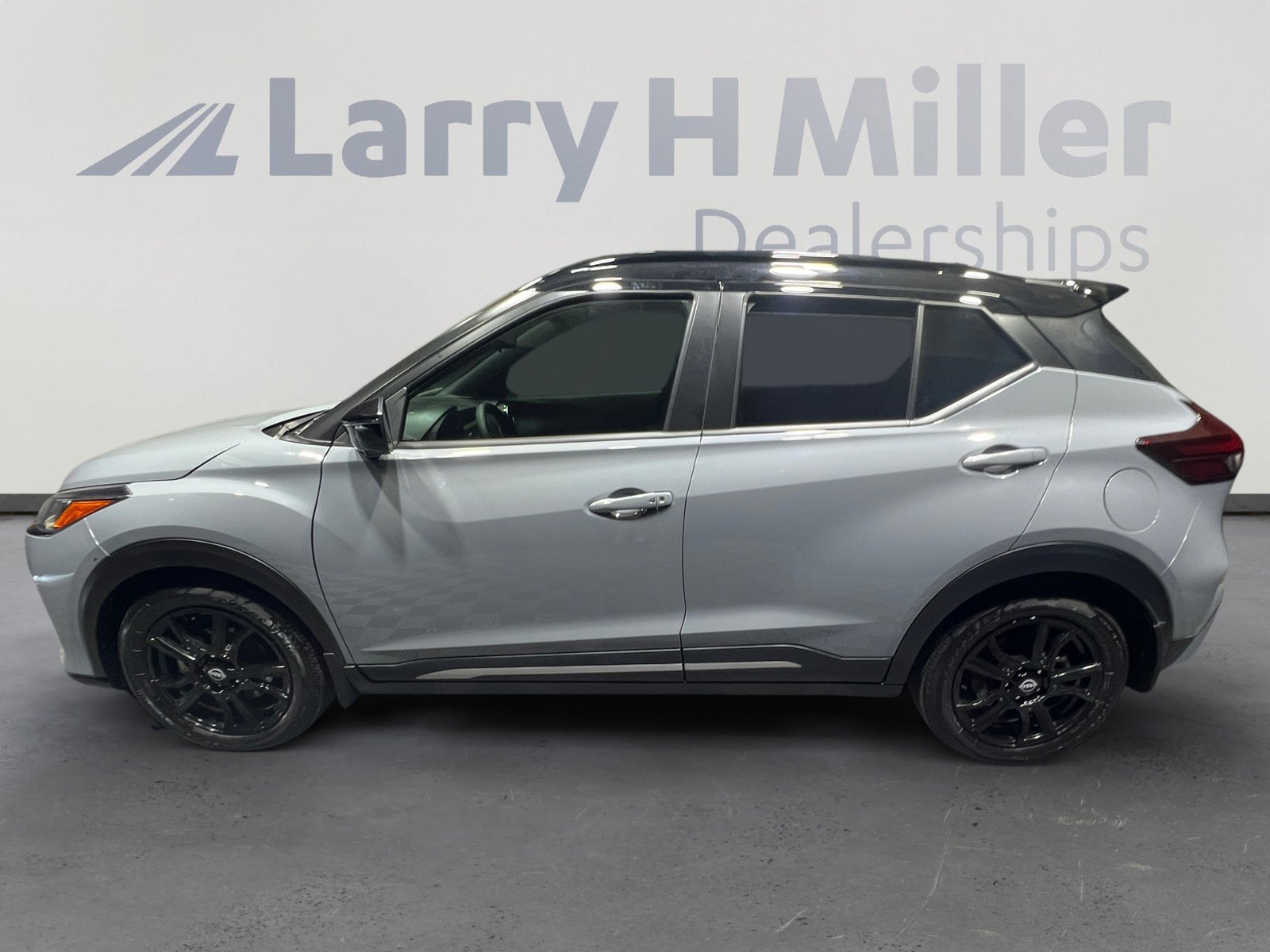 2023 Nissan Kicks SR photo 3