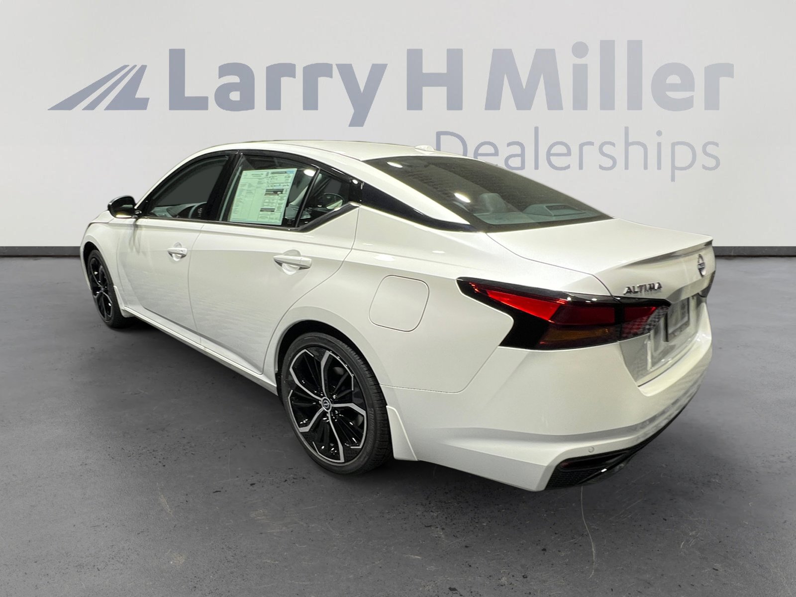 2025 Nissan Altima SR photo 4