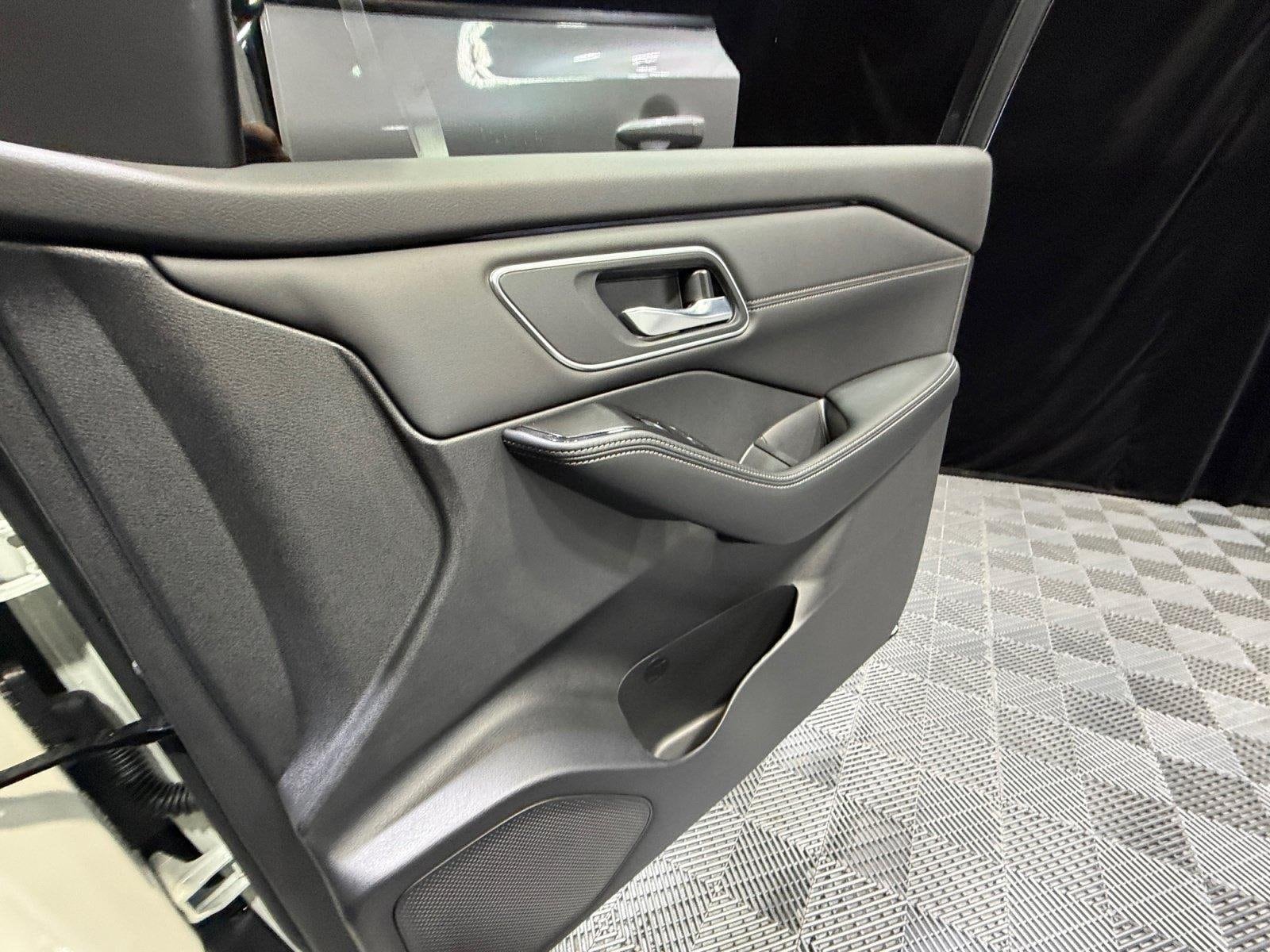 2026 Nissan Rogue Platinum - Photo 17