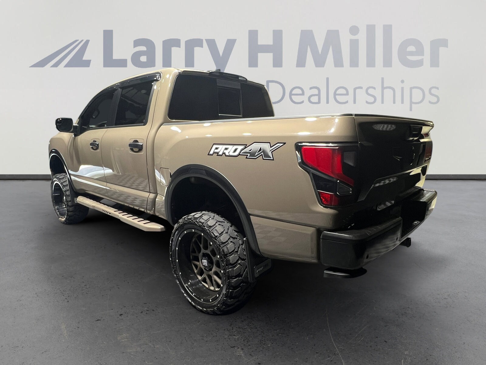 2023 Nissan Titan PRO-4X photo 2