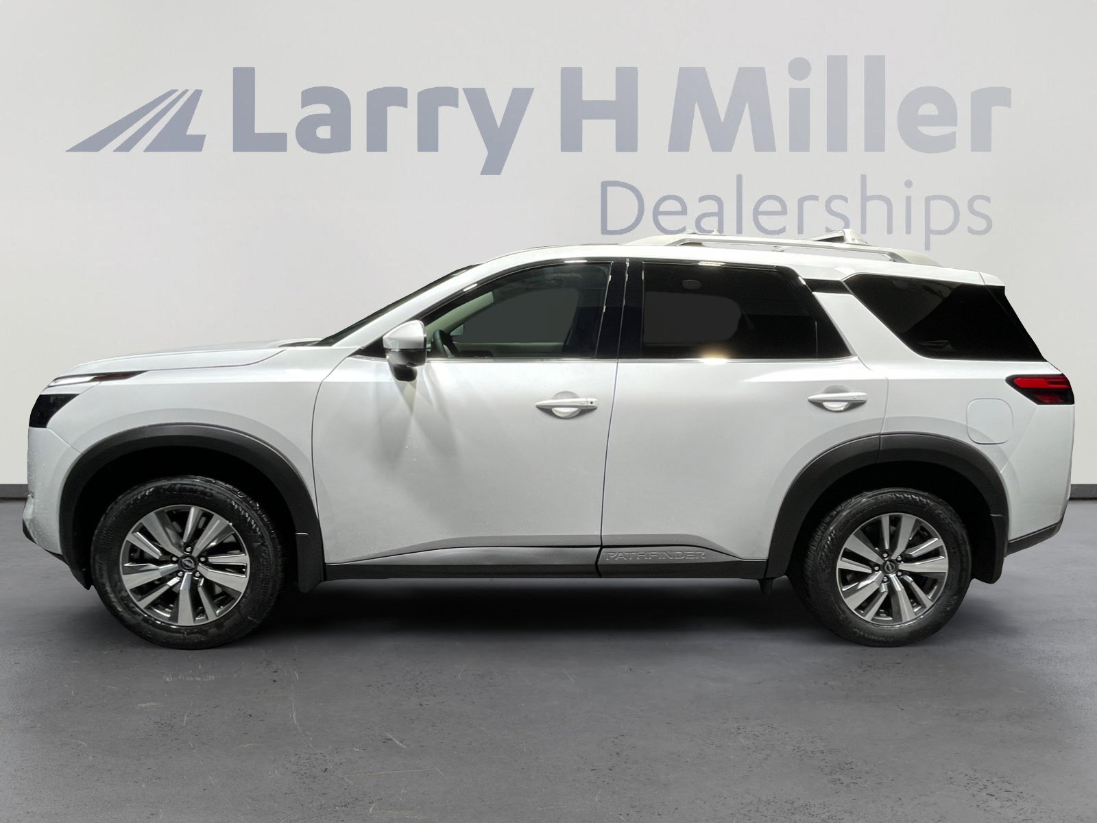 2025 Nissan Pathfinder SL photo 3