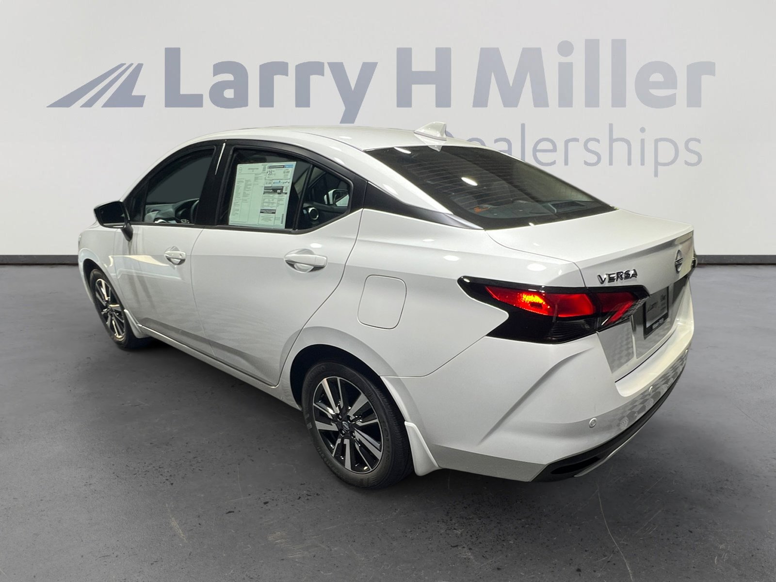 2025 Nissan Versa 1.6 SV photo 4