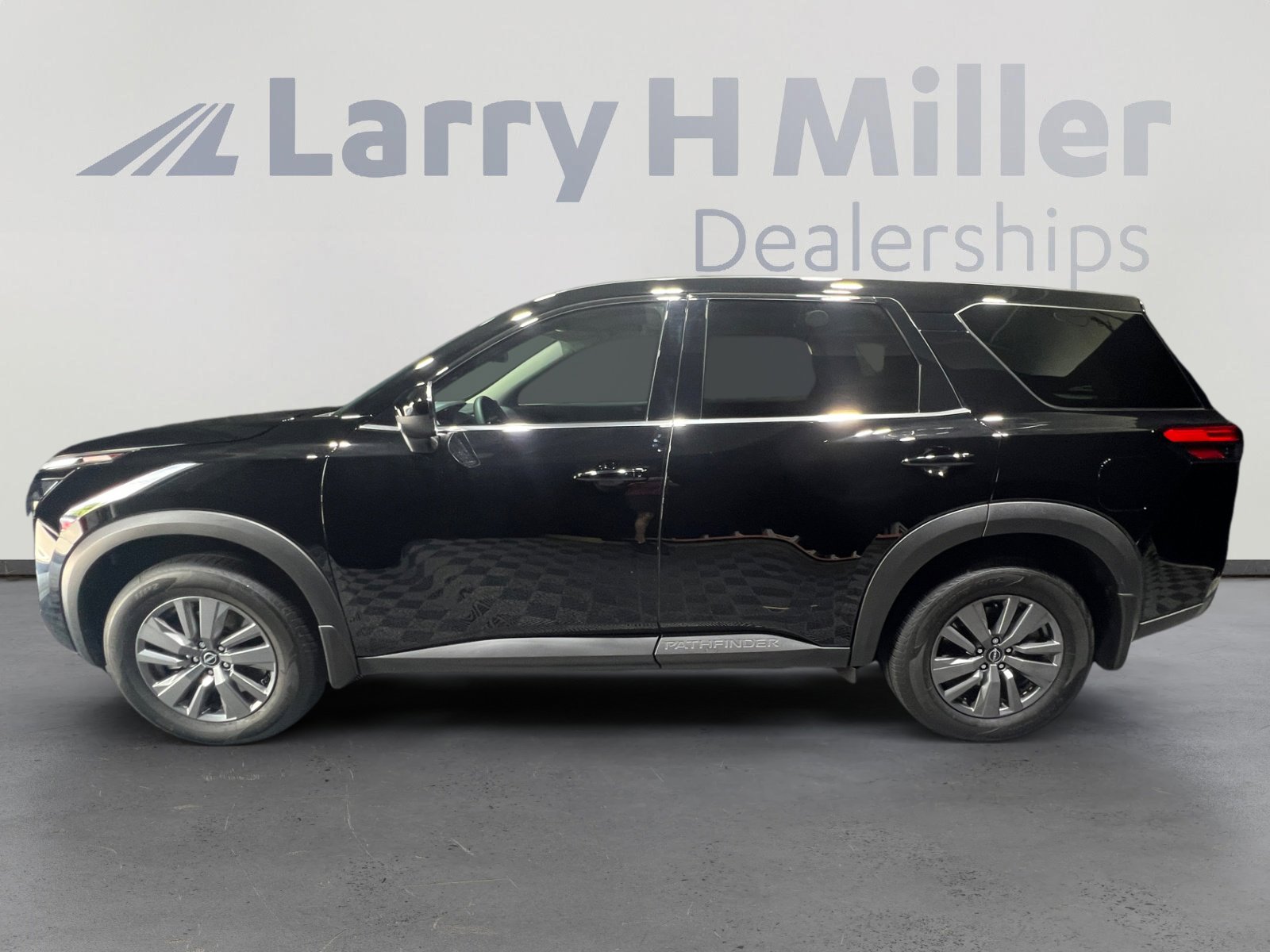 2025 Nissan Pathfinder S photo 3
